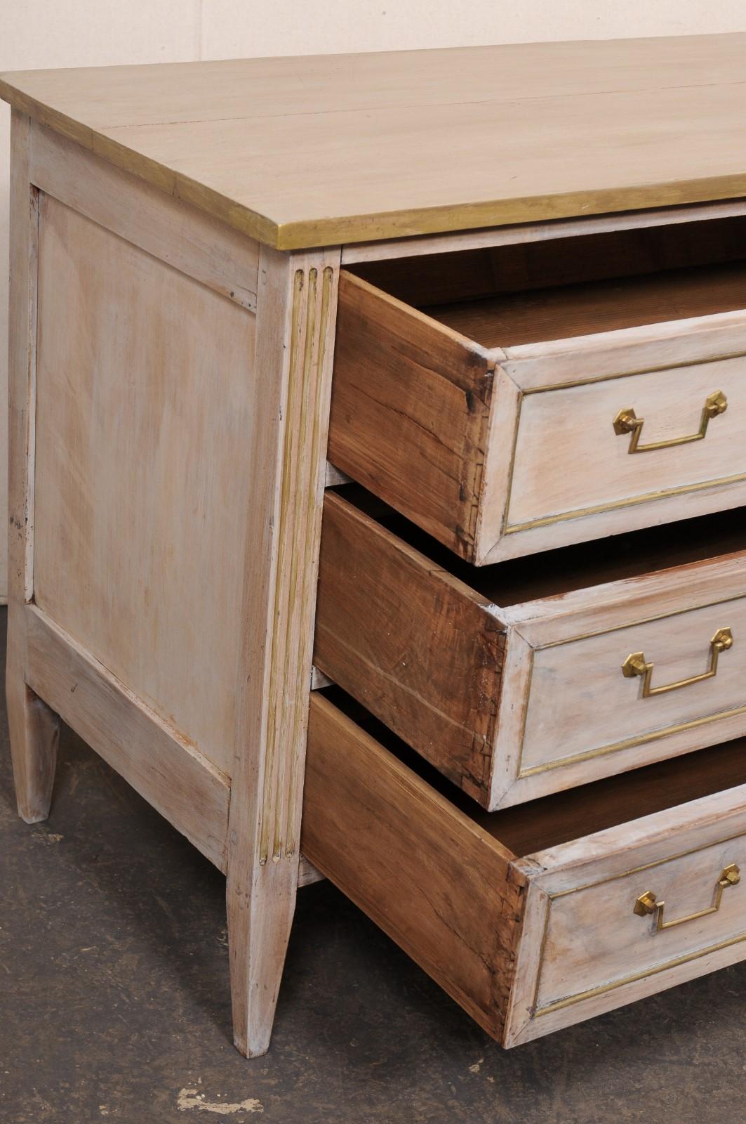Commode francese del XIX secolo in legno dipinto con ferramenta in ottone In condizioni buone in vendita a Atlanta, GA