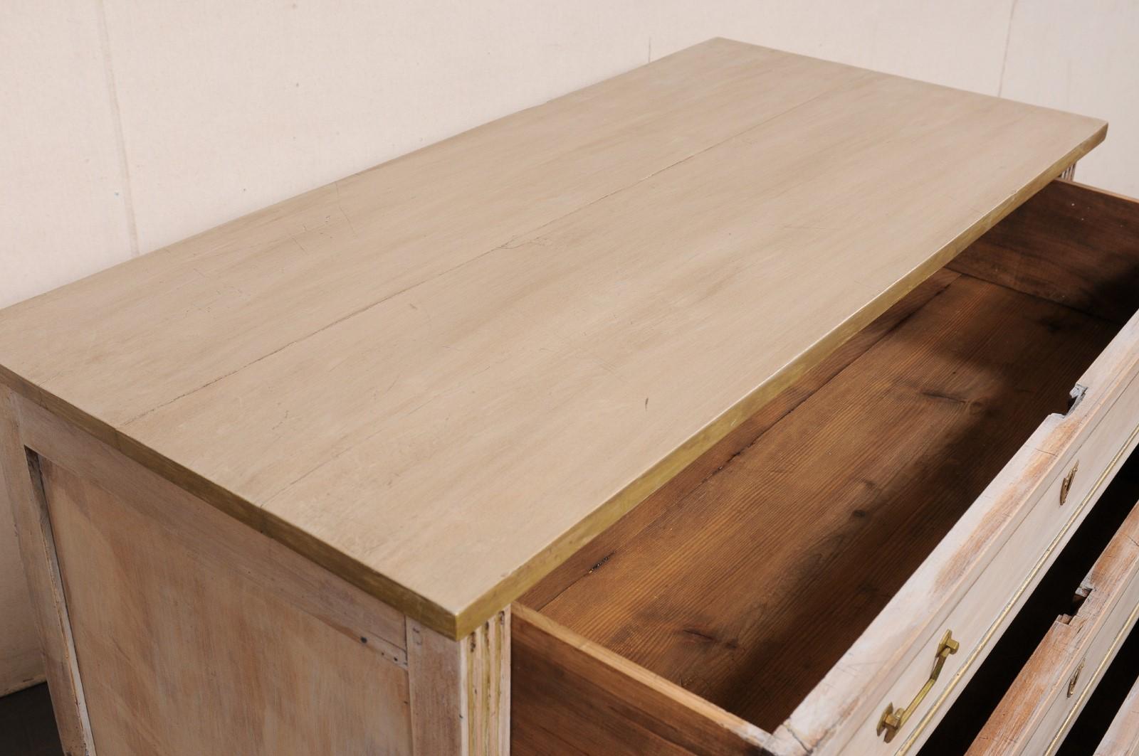 Legno Commode francese del XIX secolo in legno dipinto con ferramenta in ottone in vendita