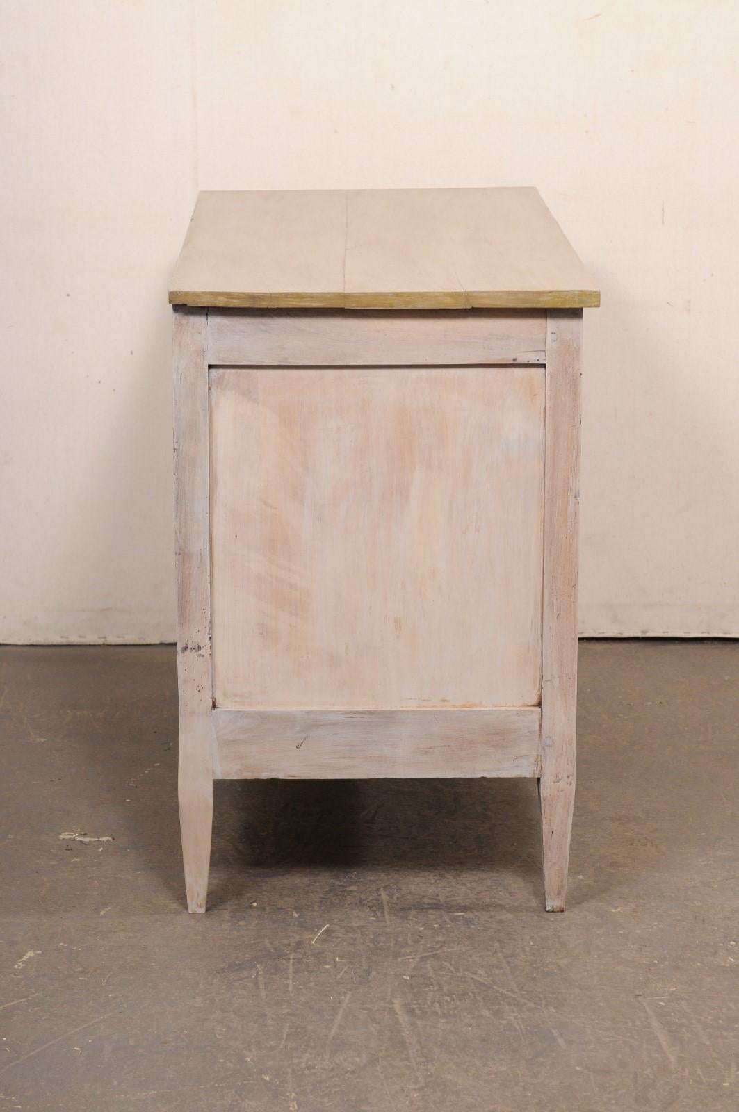 Commode francese del XIX secolo in legno dipinto con ferramenta in ottone in vendita 1