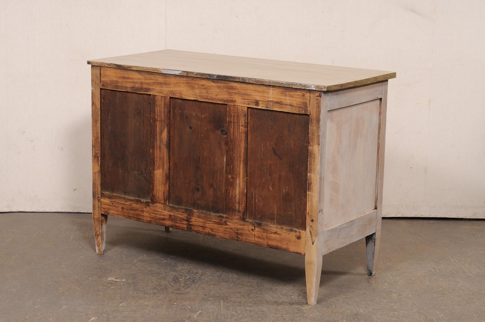 Commode francese del XIX secolo in legno dipinto con ferramenta in ottone in vendita 2