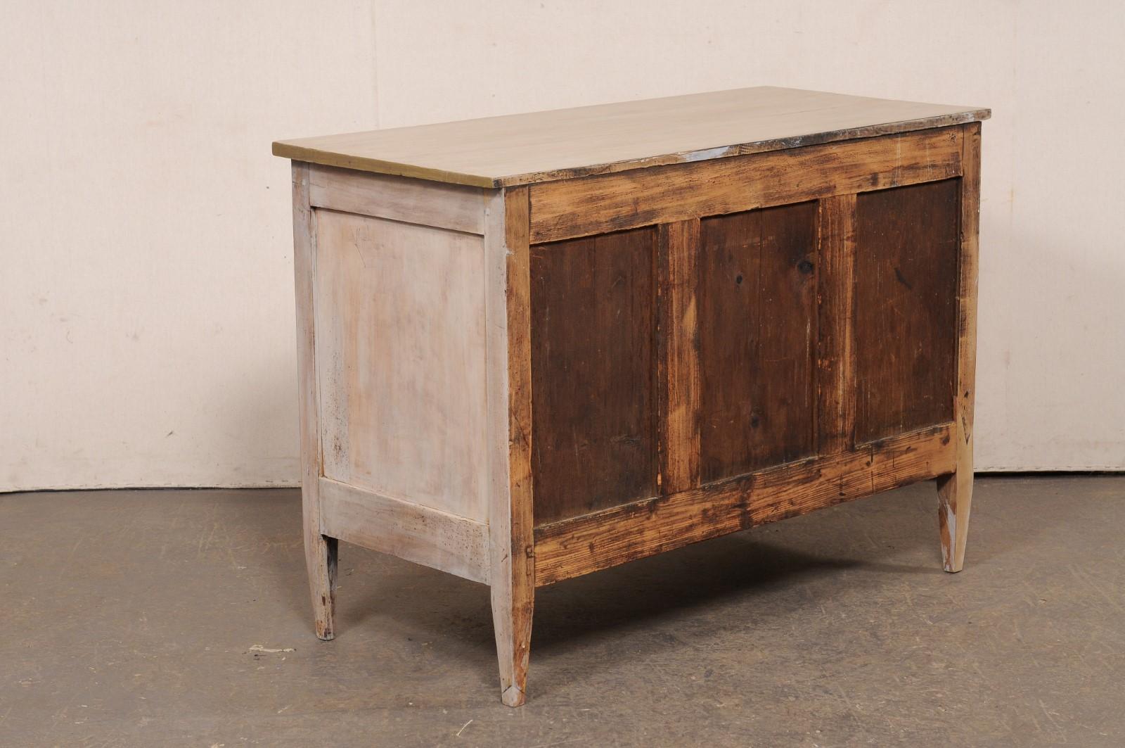 Commode francese del XIX secolo in legno dipinto con ferramenta in ottone in vendita 4