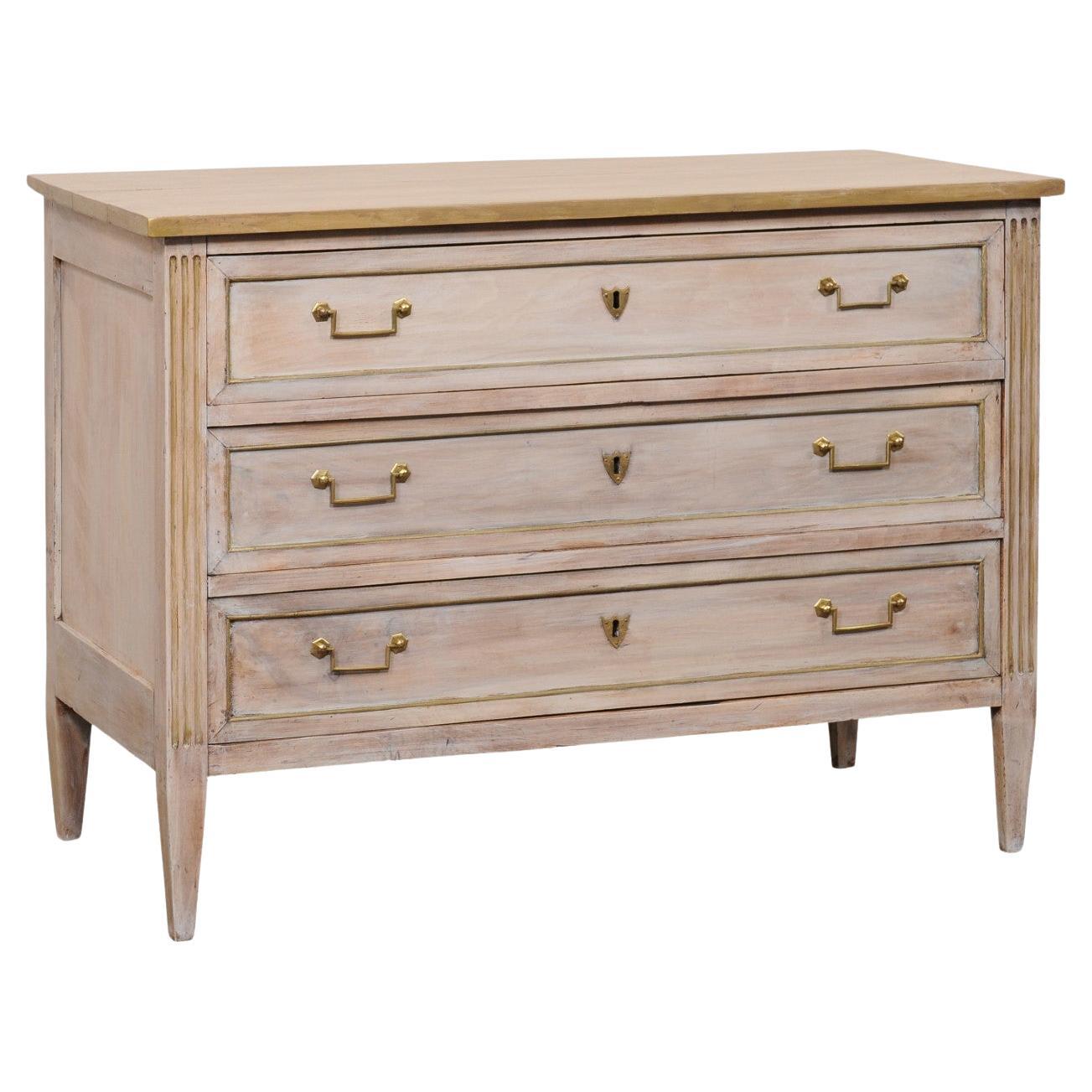 Commode francese del XIX secolo in legno dipinto con ferramenta in ottone in vendita