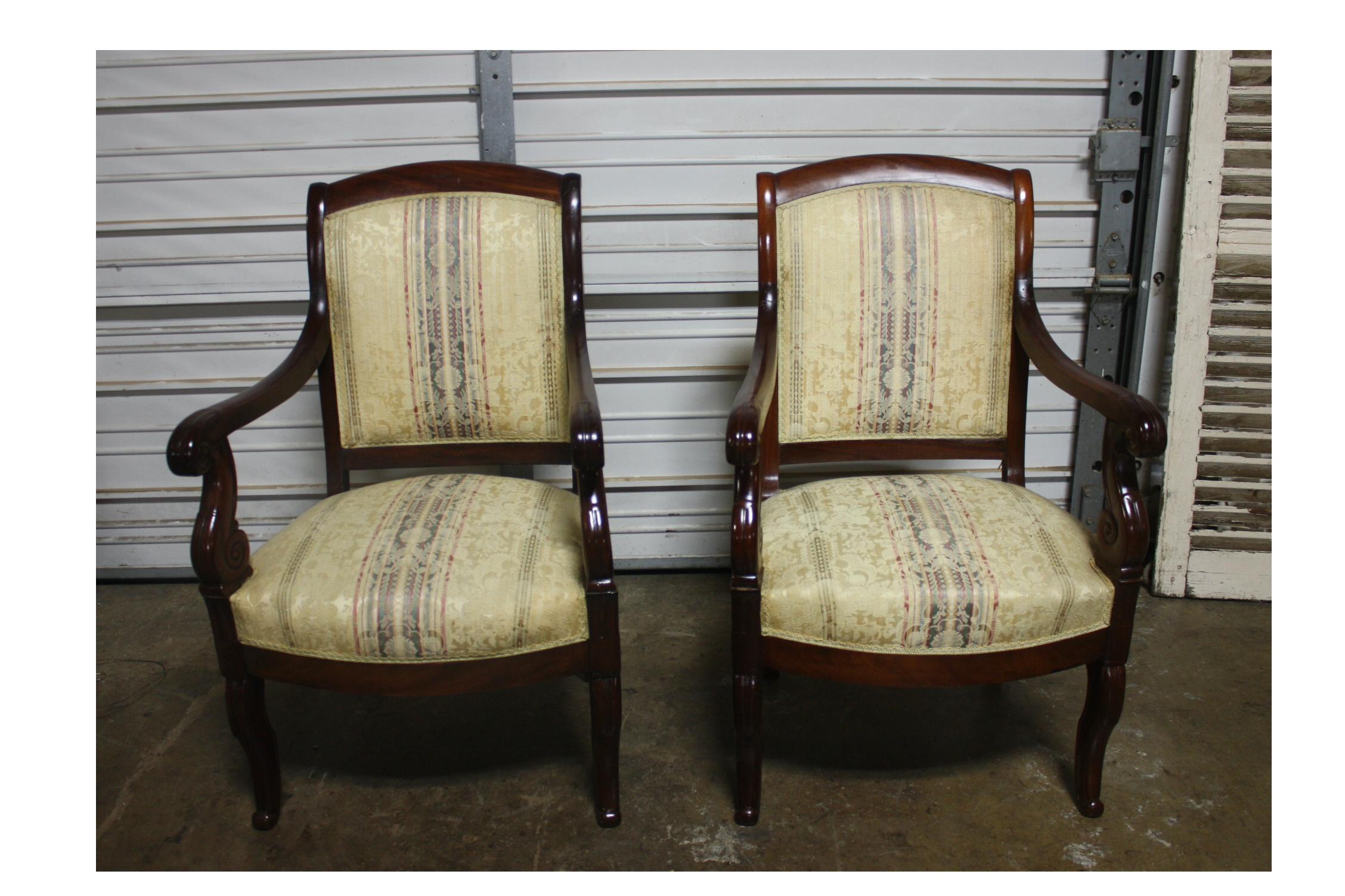 Diese französischen Stühle sind aus Mahagoniholz gefertigt, sehr bequem und leicht überall zu platzieren.