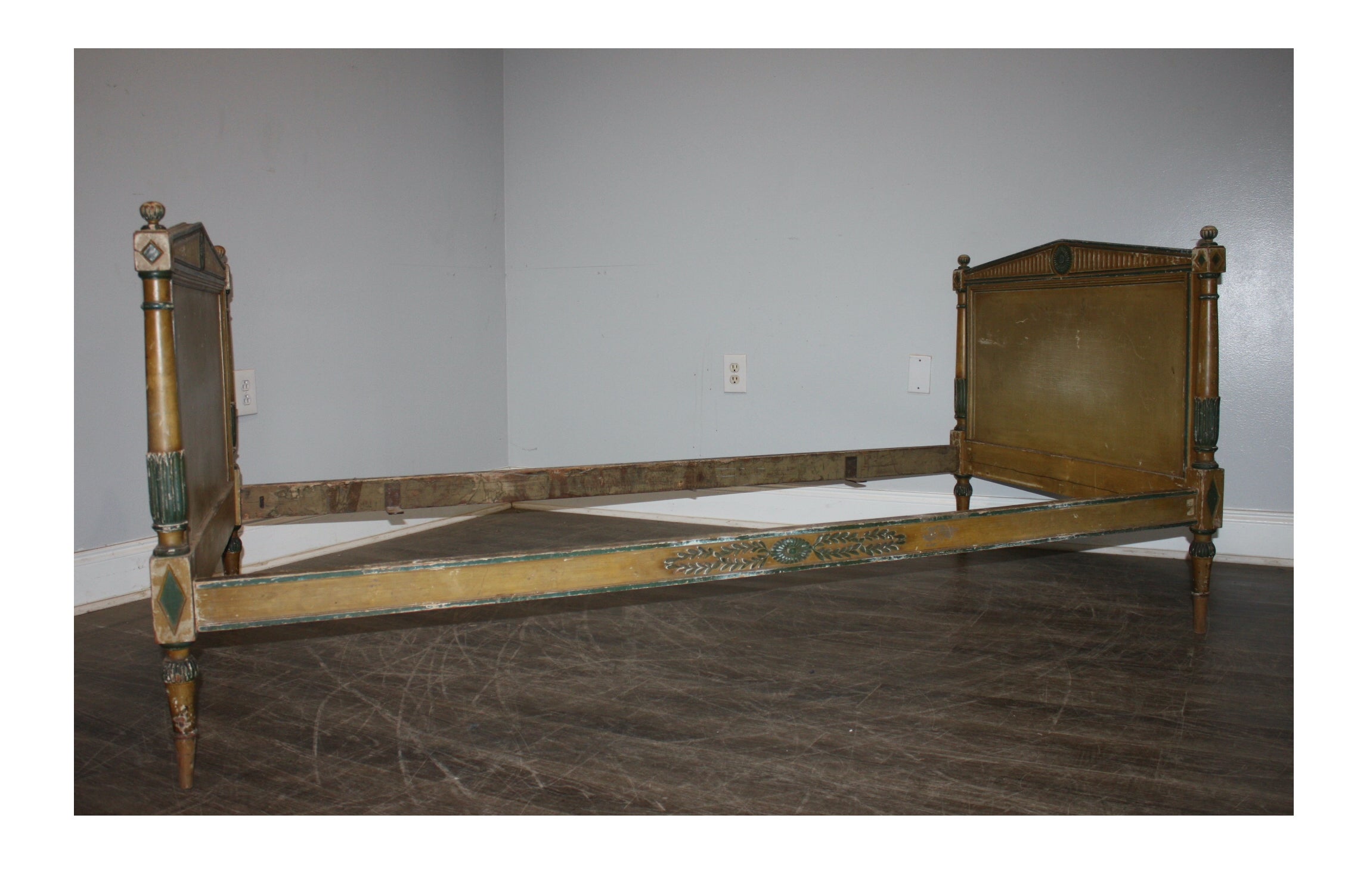 French 19th Century Pair of Beds In Good Condition For Sale In Stockbridge, GA