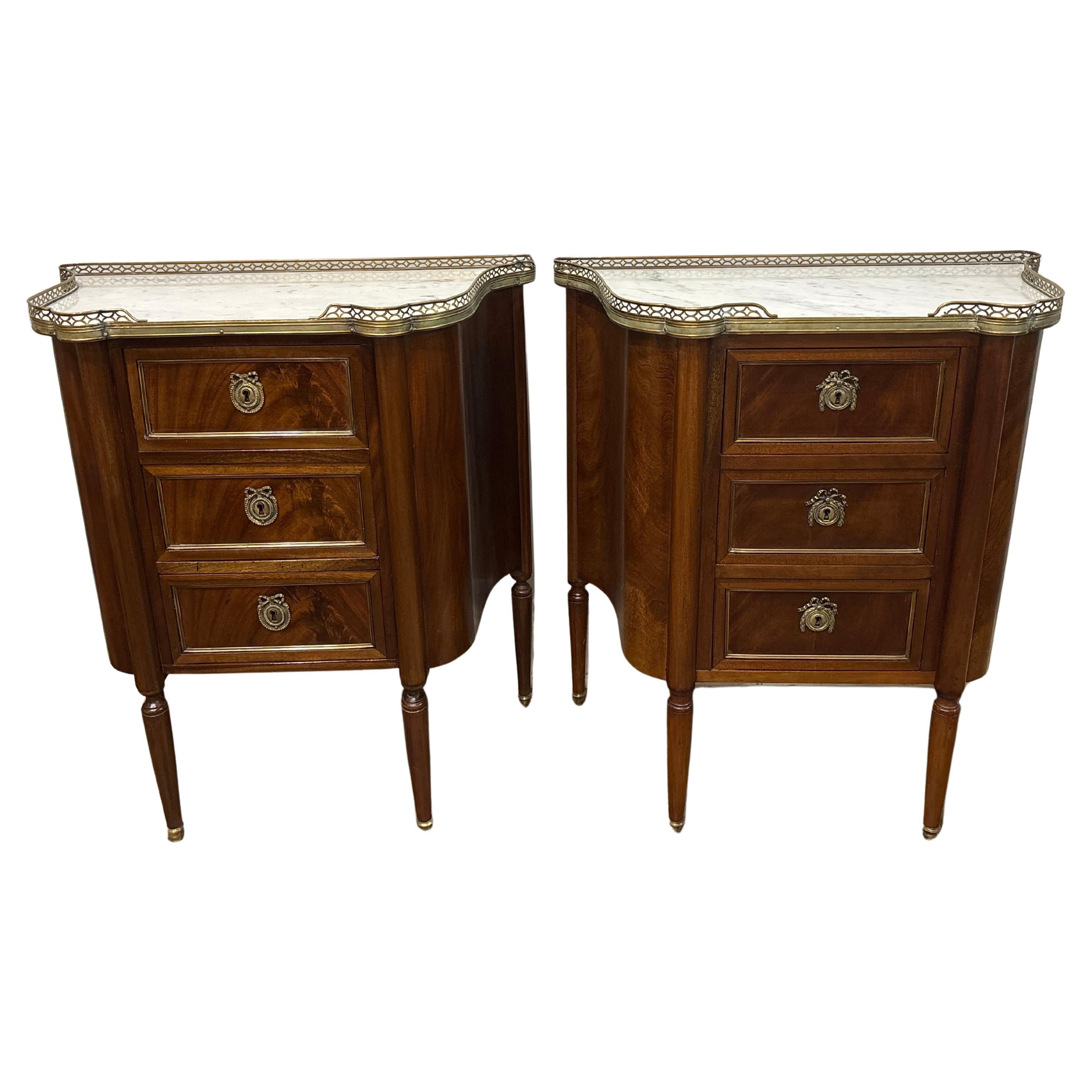 Exquise paire de commodes françaises du XIXe siècle. Ils sont fabriqués en acajou avec du laiton autour des tiroirs. Ils ont leur plateau en marbre d'origine avec une galerie en laiton tout autour.