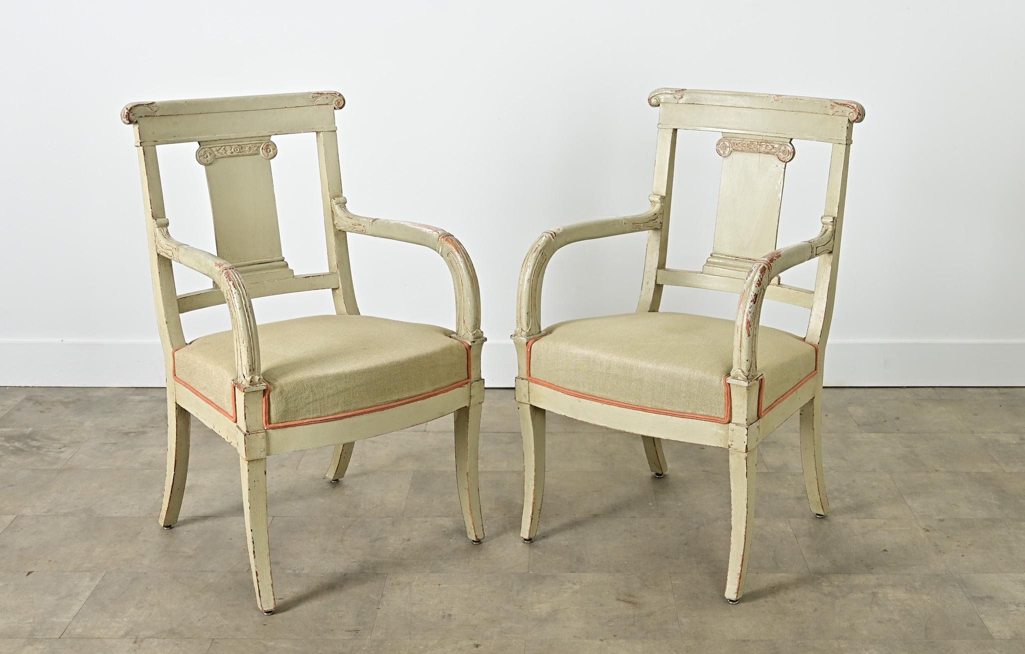 Ein atemberaubendes Paar französischer Directoire-Fauteuils (Sessel) aus dem 19. Jahrhundert mit phantasievollen Schnitzereien unter hellgrüner Farbe, die an Seladon-Porzellan erinnert, ergänzt durch Ton-in-Ton gepolsterte Sitze. Die Stühle mit