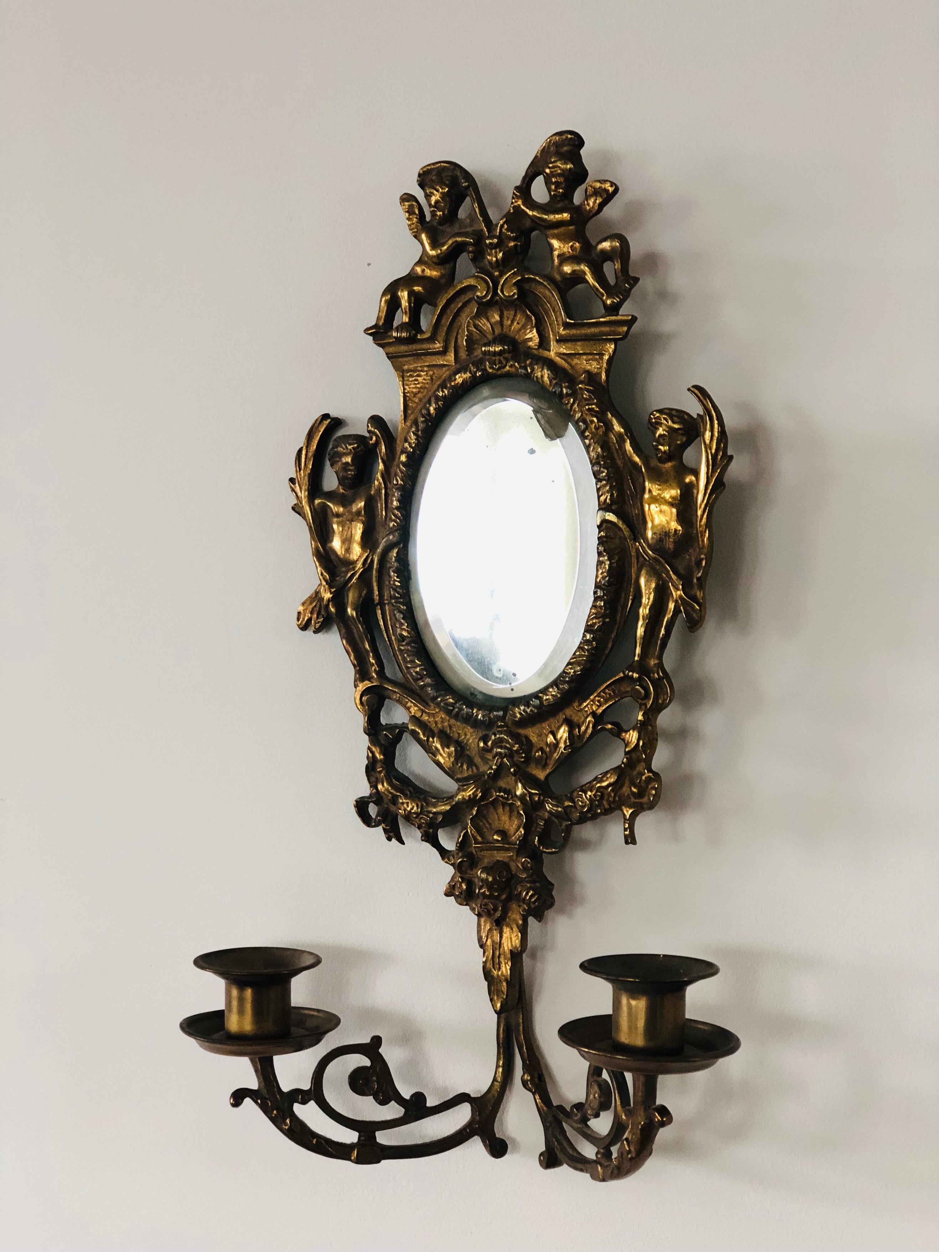 paar blattvergoldete, zweiflammige Wandleuchter aus dem 19. Jahrhundert, mit originalem Spiegelglas. 
Die Wandleuchten können verkabelt werden.
Frankreich, um 1880.