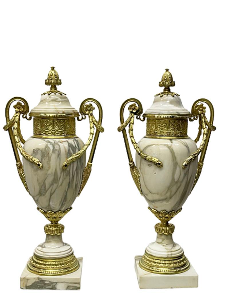 Paar französische Marmorvasen des 19. Jahrhunderts mit Goldbronze-Vasen (Französisch) im Angebot