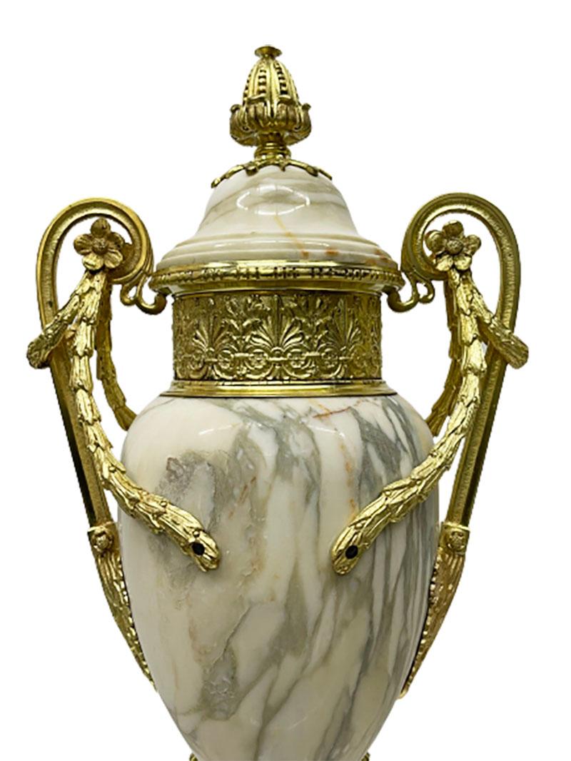 Paar französische Marmorvasen des 19. Jahrhunderts mit Goldbronze-Vasen (Bronze) im Angebot