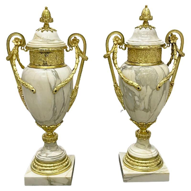 Paar französische Marmorvasen des 19. Jahrhunderts mit Goldbronze-Vasen im Angebot