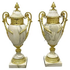 Paar französische Marmorvasen des 19. Jahrhunderts mit Goldbronze-Vasen