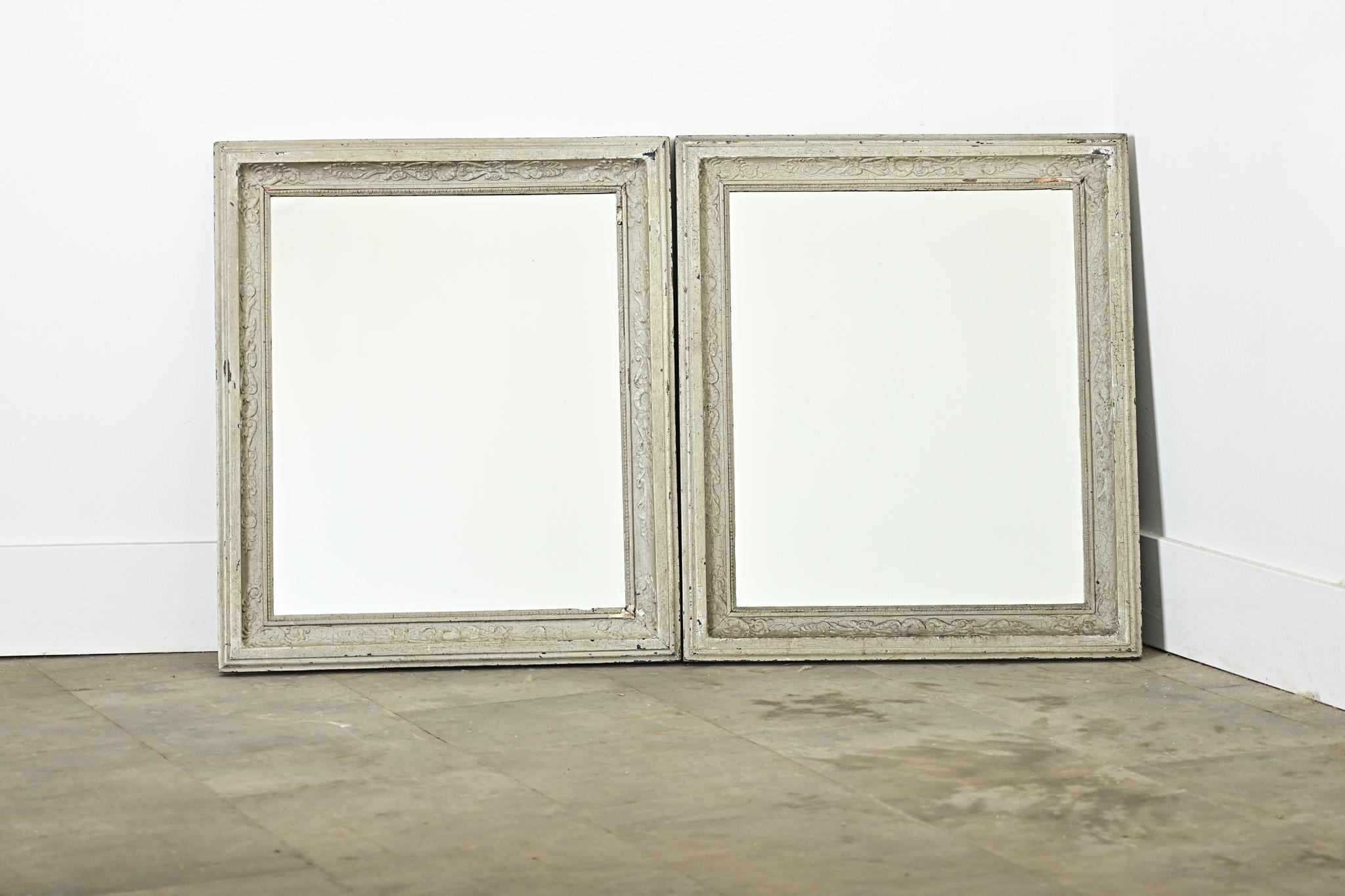 Ravissante paire de miroirs muraux français du XIXe siècle, avec de délicats motifs néoclassiques embossés dans le cadre en retrait, adoucis par une peinture 