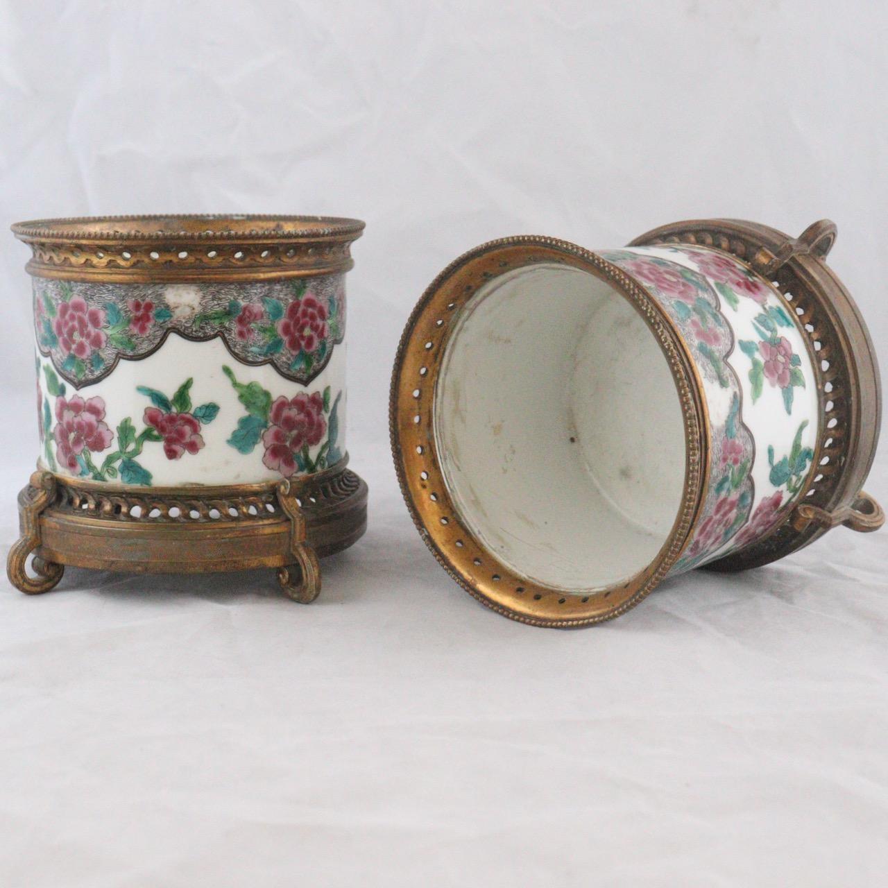 French 19th Century Pair of Porcelain Cache-Pots For Sale 4