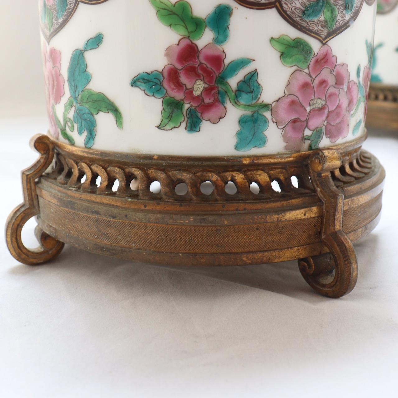 Paire de cache-pots en porcelaine français du 19ème siècle en vente 3