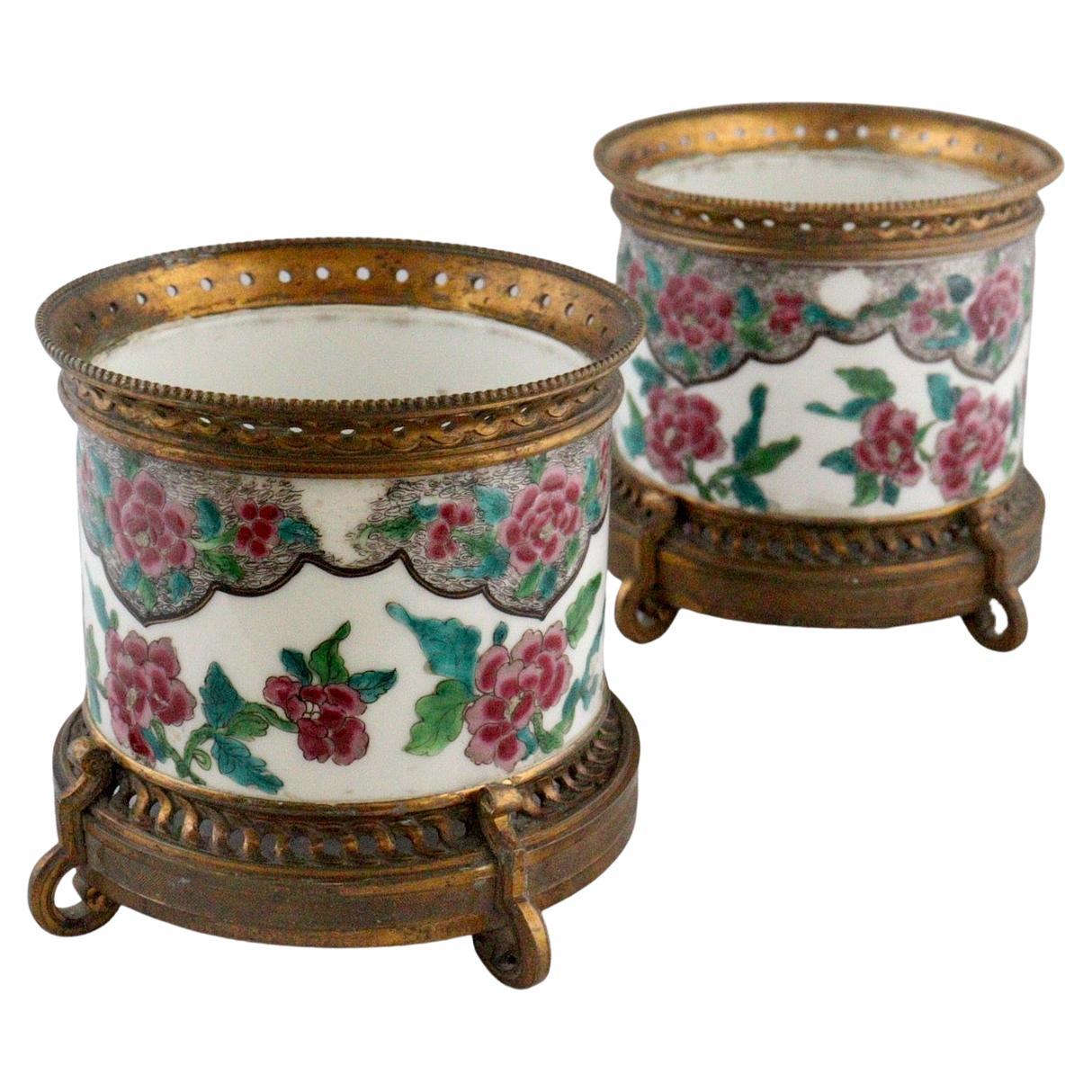 Chinoiserie French 19th Century Pair of Porcelain Cache-Pots For Sale