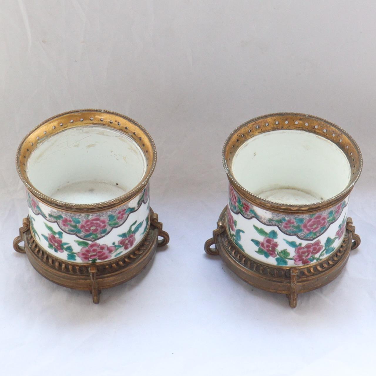 Hand-Painted French 19th Century Pair of Porcelain Cache-Pots For Sale