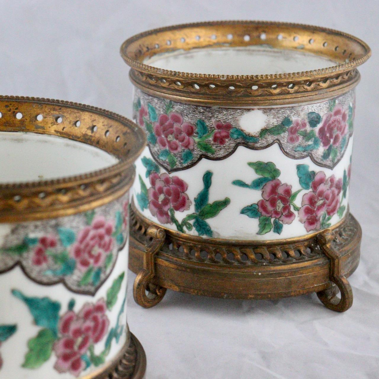 French 19th Century Pair of Porcelain Cache-Pots In Good Condition For Sale In Saint-Ouen, FR