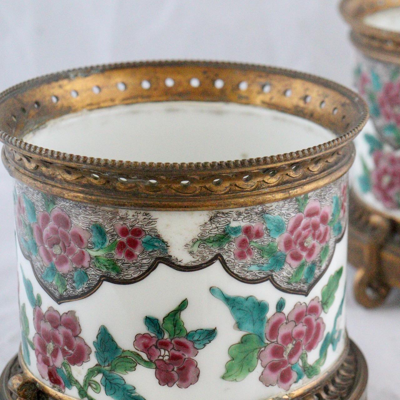 Fin du XIXe siècle Paire de cache-pots en porcelaine français du 19ème siècle en vente