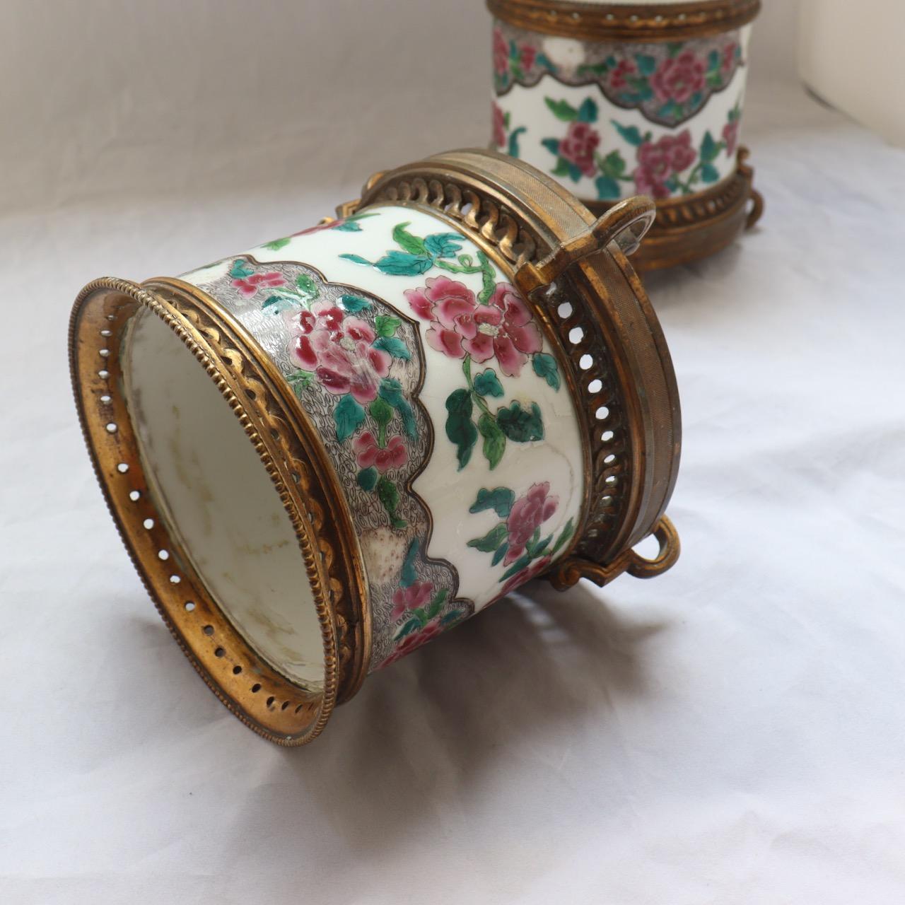French 19th Century Pair of Porcelain Cache-Pots For Sale 3