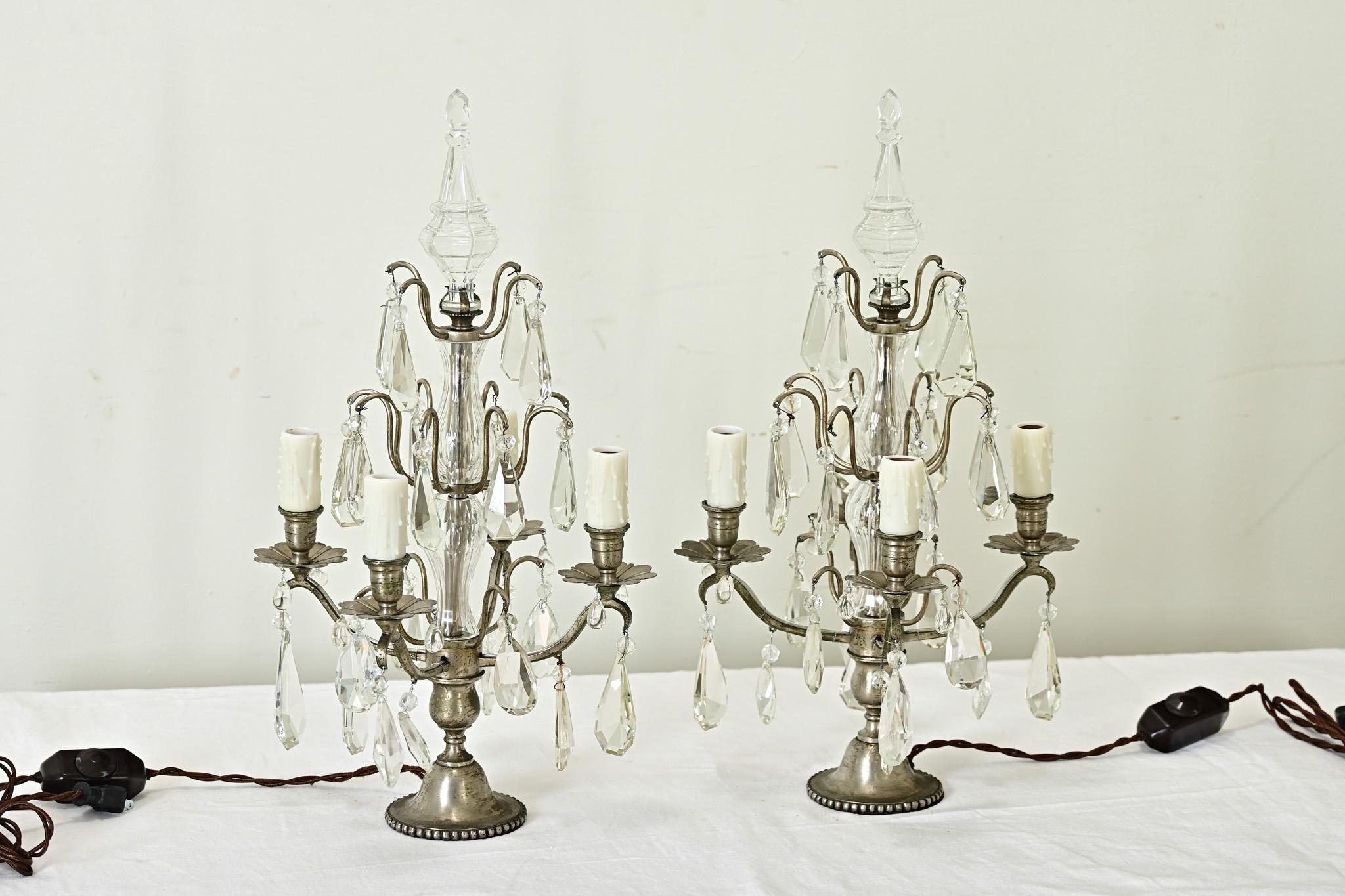 Pareja francesa de candelabros girandole electrificados del siglo XIX, con armazón de peltre y goteando cristales, que serían una declaración fabulosa en un bufé de comedor. Las lámparas están rematadas con estilizados 