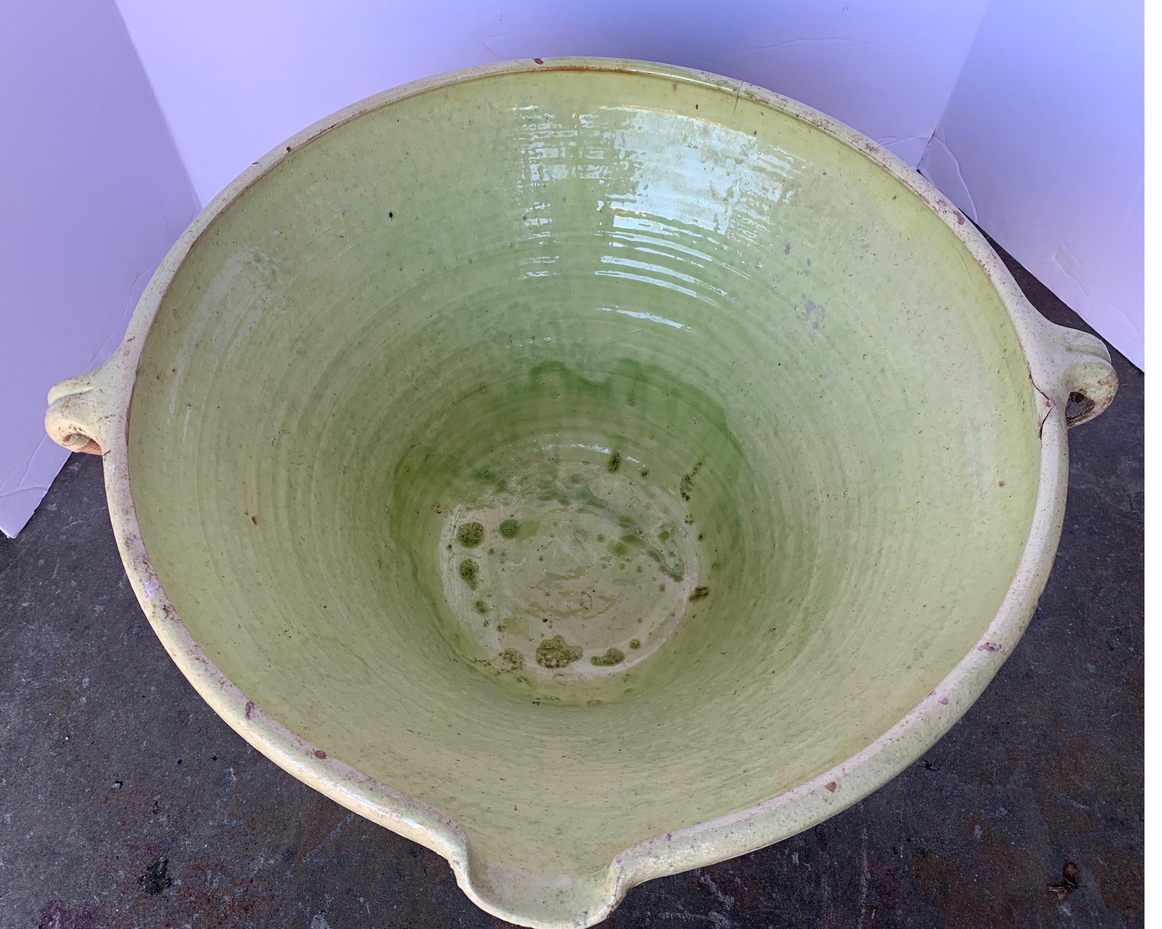 This is a beautiful color of green on this French terracotta bowl that is great used for decoration or to put fruit, ice with wine or anything you can dream up.