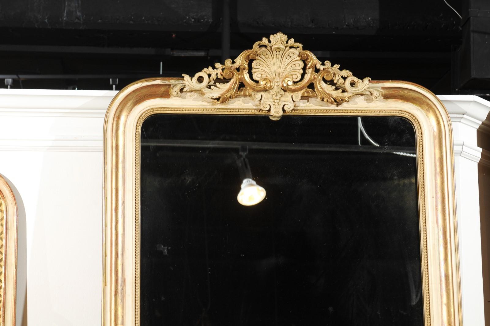 French 19th Century Parcel-Gilt, Hand-Painted Mirror with Shell-Carved Crest im Zustand „Gut“ in Atlanta, GA