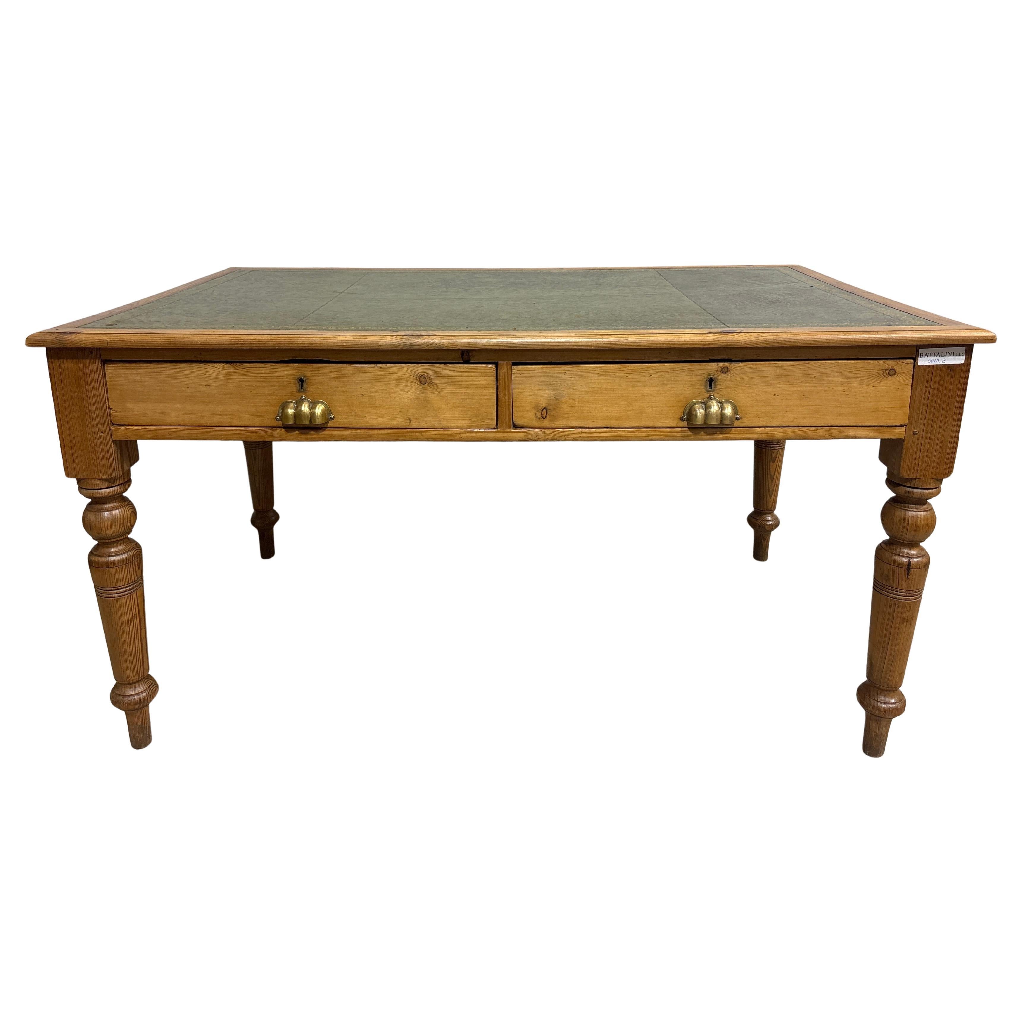 Ce merveilleux bureau d'appoint est fabriqué en bois de pin avec un plateau en cuir vert/kaki. Les objets en métal sont en bronze.