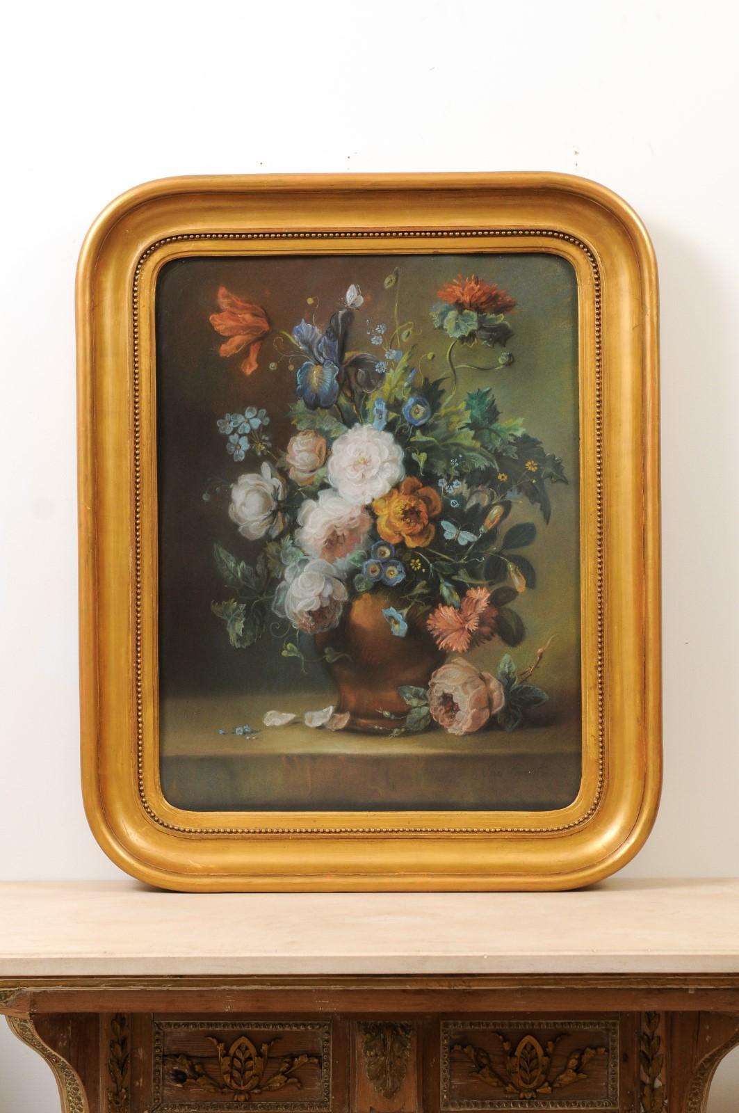 A French pastel floral painting from the 19th century depicting a bouquet of flowers in a vase, set in giltwood frame. Created in France during the 19th century, this painting demonstrates the mastery pastelists achieved over time, the most famous