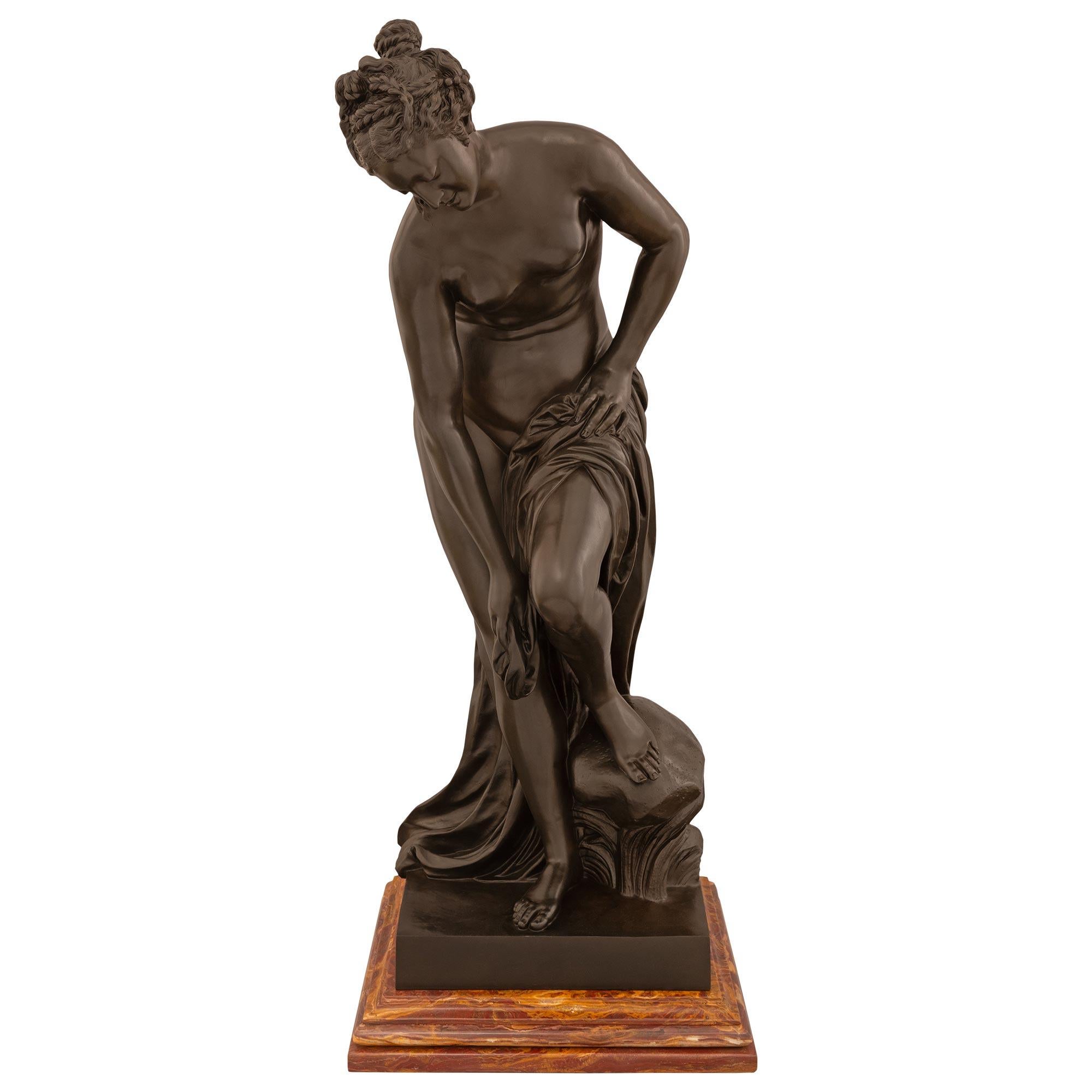 Statua di Venere al bagno in bronzo patinato e marmo del XIX secolo francese in vendita 3