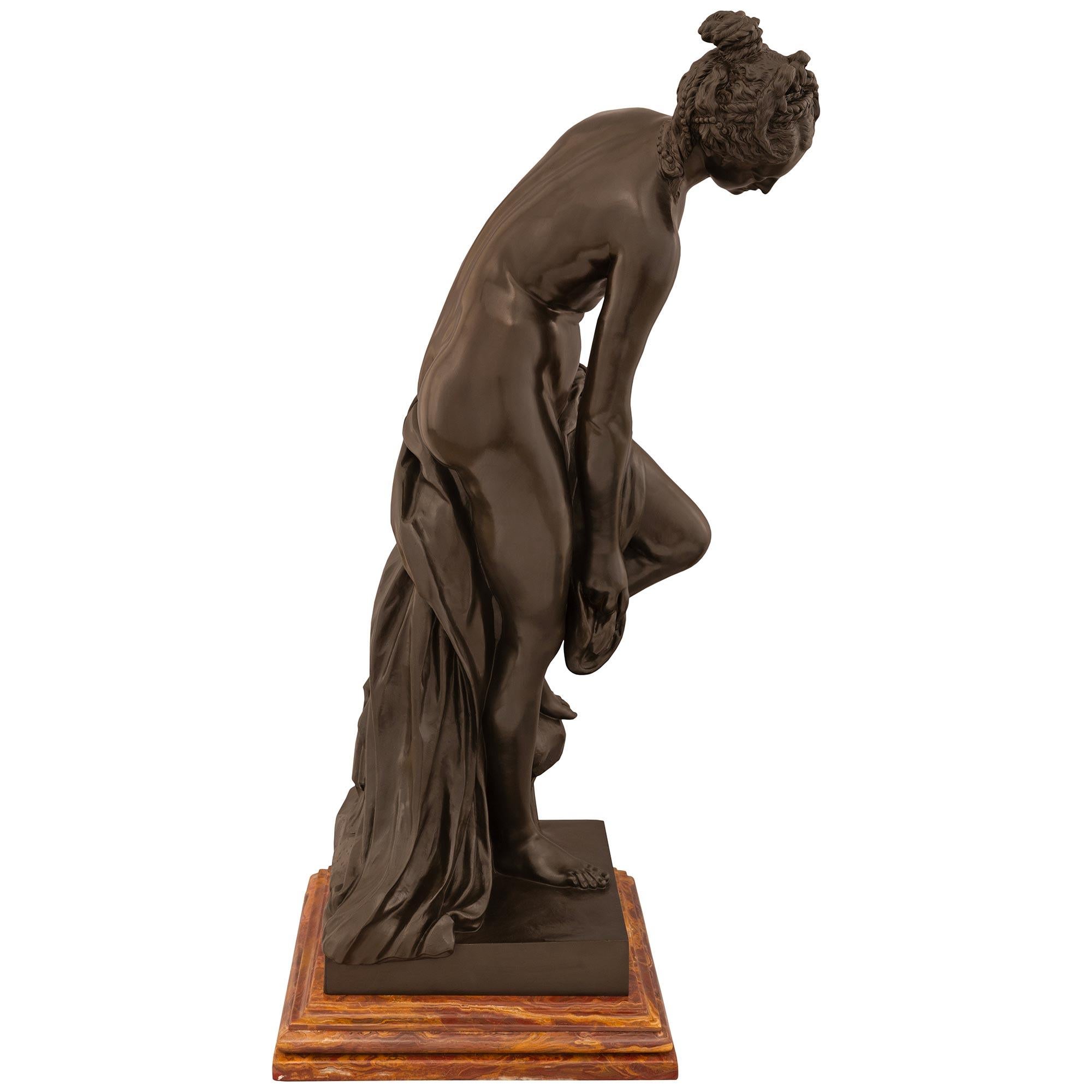 venere al bagno statua