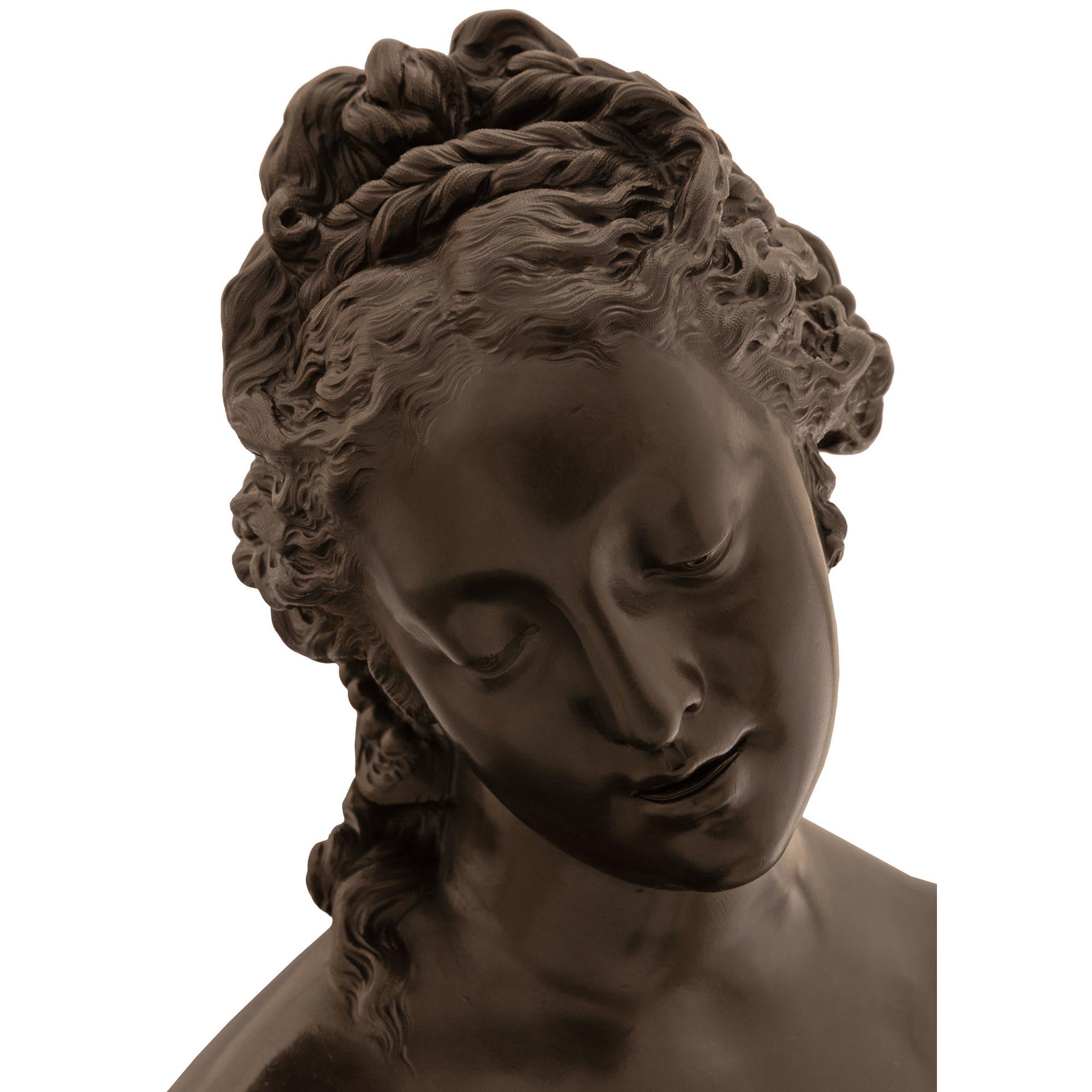 Francese Statua di Venere al bagno in bronzo patinato e marmo del XIX secolo francese in vendita