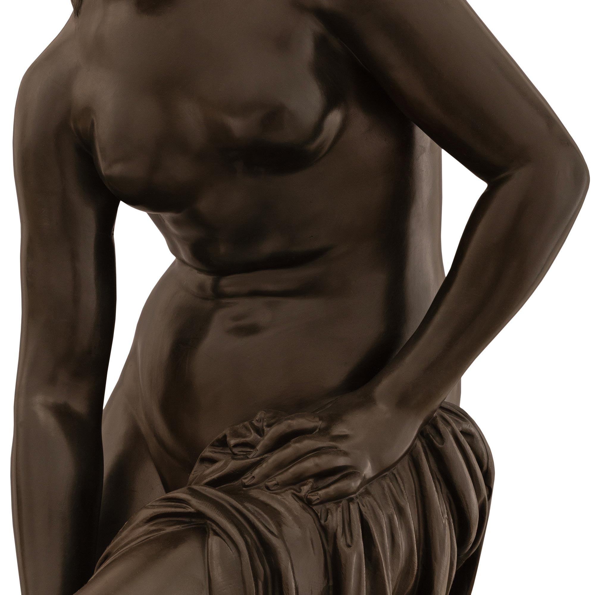 Patinato Statua di Venere al bagno in bronzo patinato e marmo del XIX secolo francese in vendita