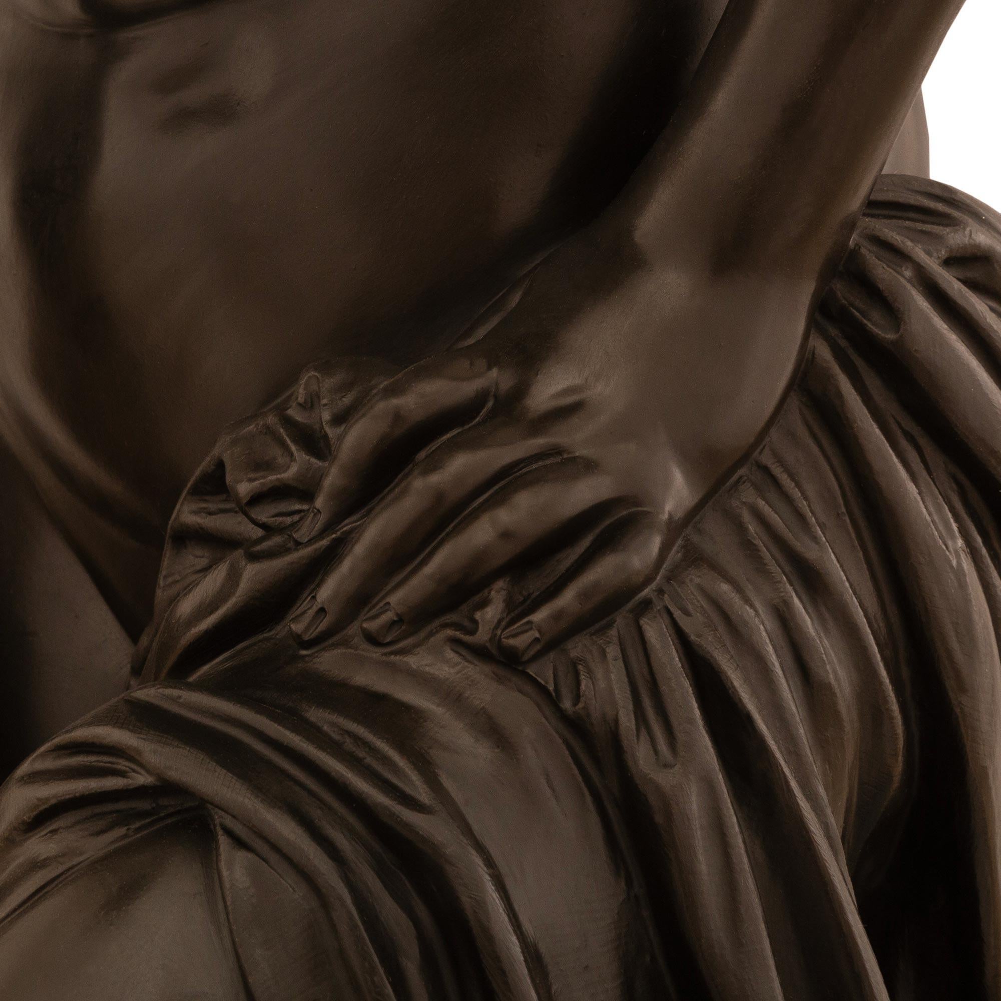 Statua di Venere al bagno in bronzo patinato e marmo del XIX secolo francese In condizioni buone in vendita a West Palm Beach, FL