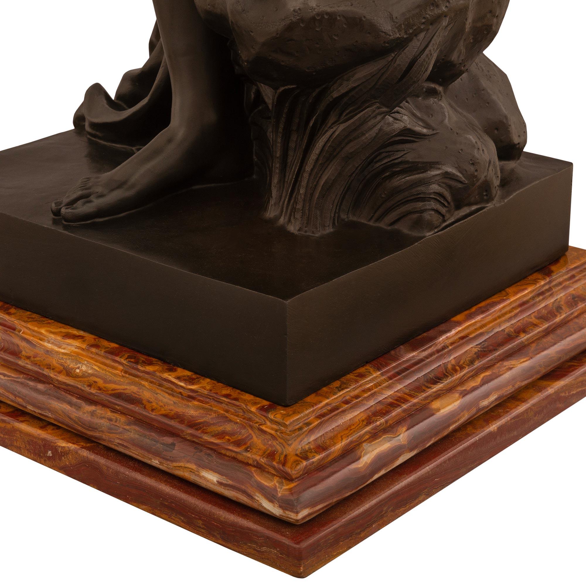 Bronzo Statua di Venere al bagno in bronzo patinato e marmo del XIX secolo francese in vendita
