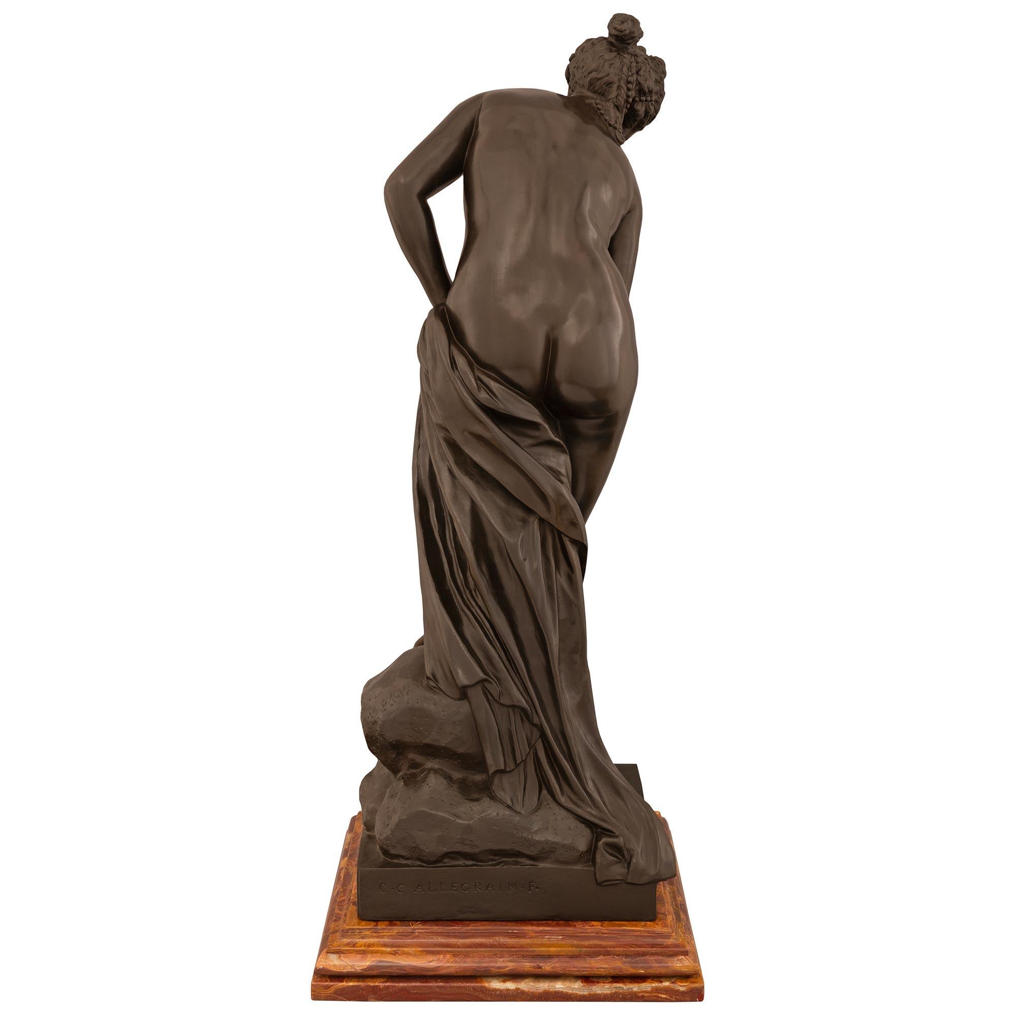 Statua di Venere al bagno in bronzo patinato e marmo del XIX secolo francese in vendita 2