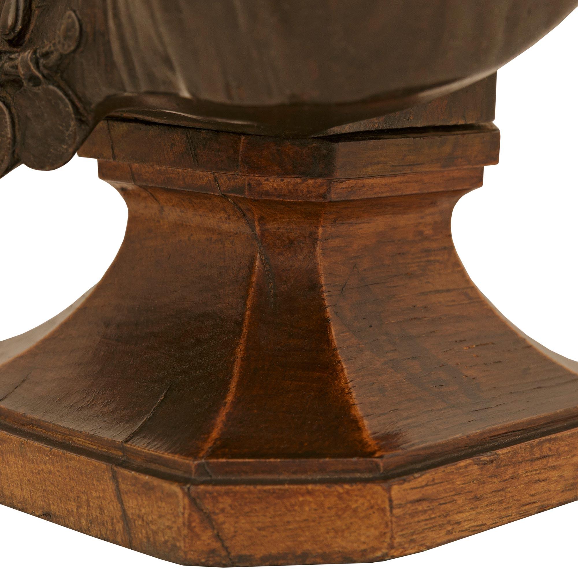 French 19th century patinated Bronze and Oak bust signed Cesar Ceribelli, Paris For Sale 4