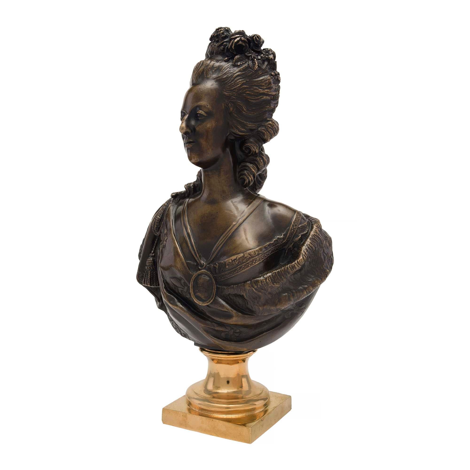 Un bellissimo busto di Marie Antoinette in bronzo patinato e ormolu del XIX secolo firmato da Houdon. Il busto di alta qualità è sollevato da una base quadrata in ormù con un piedistallo a socle screziato. Il busto in bronzo patinato riccamente