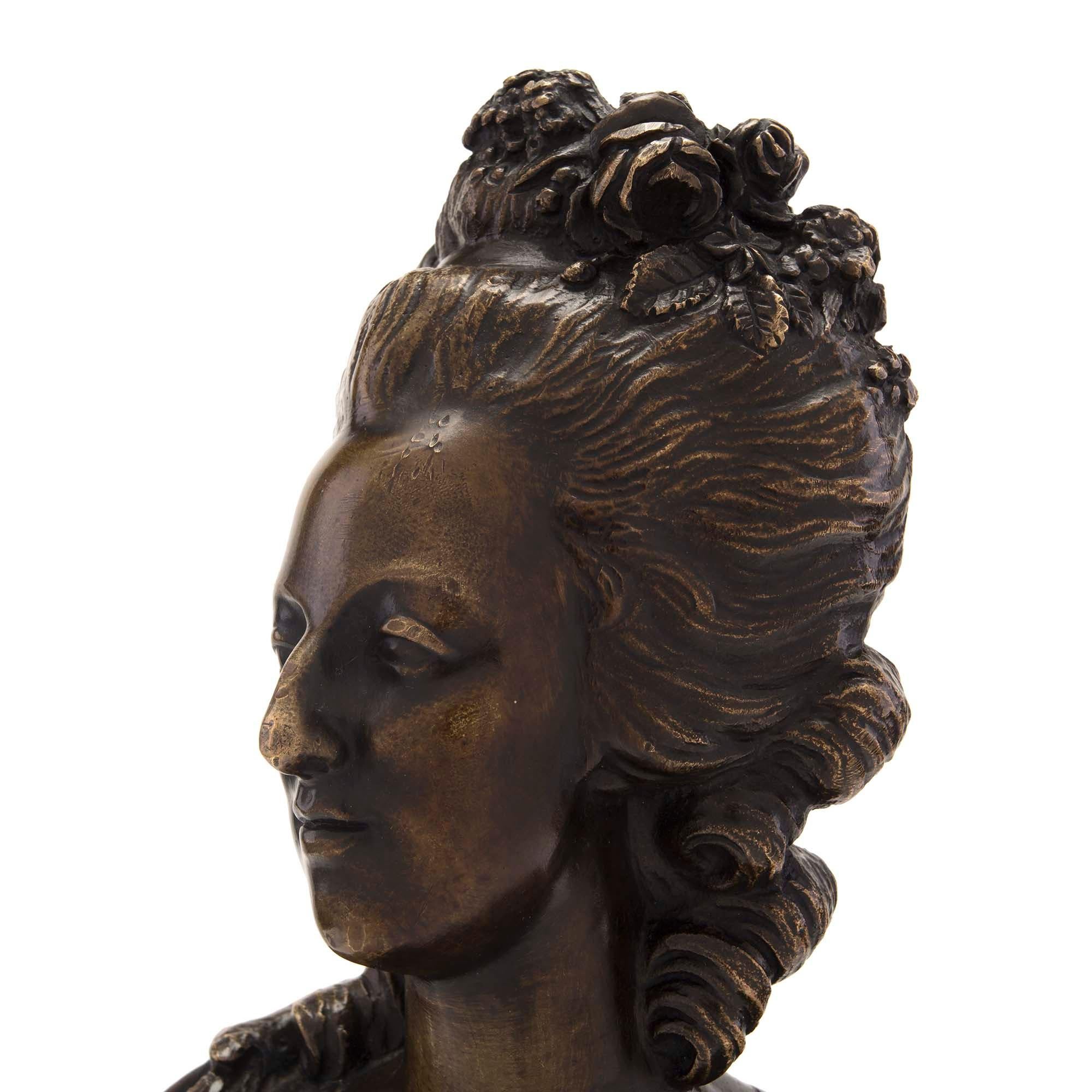 Patiné Buste de Marie-Antoinette en bronze patiné et bronze doré du 19ème siècle en vente