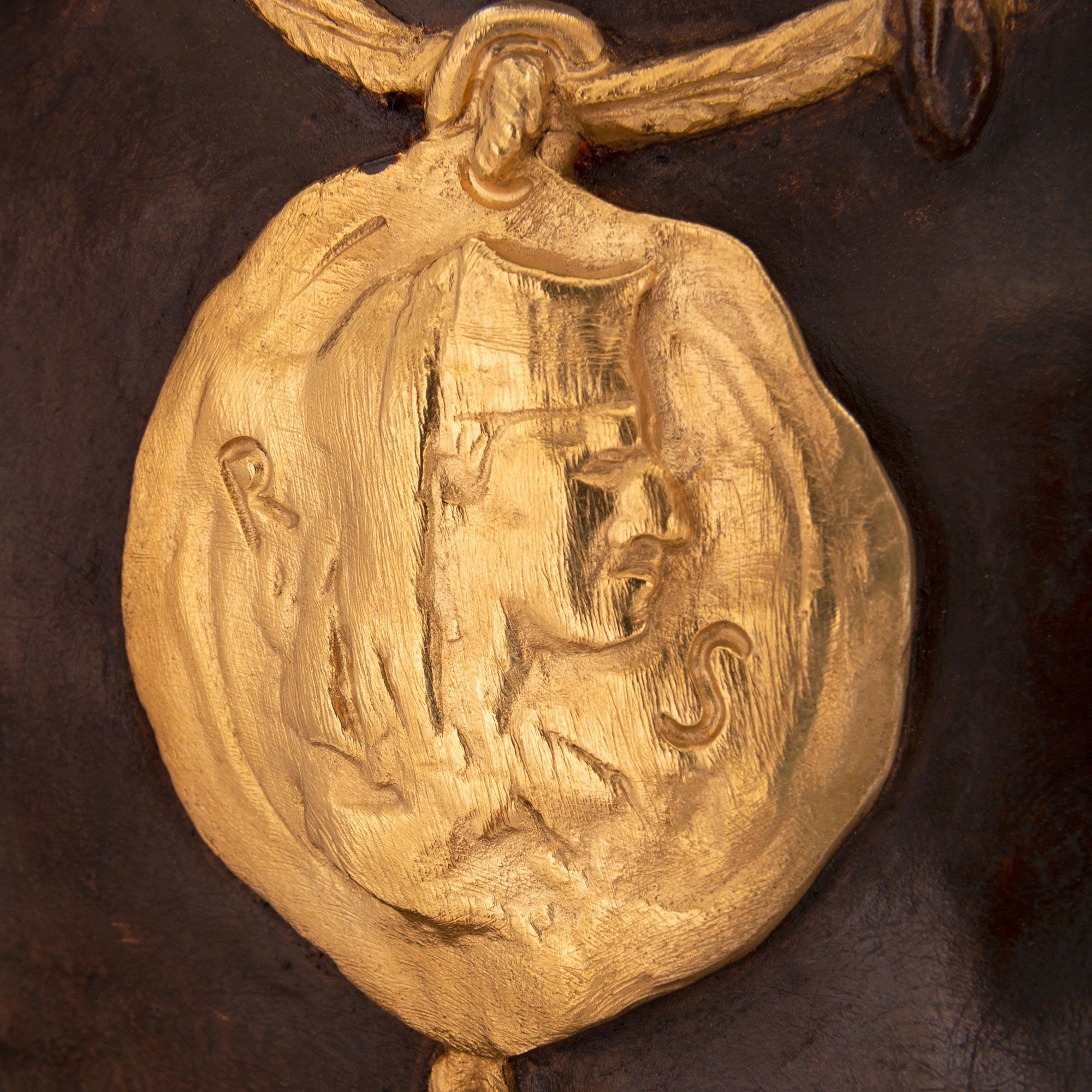 Buste français du 19ème siècle en bronze patiné et bronze doré, intitulé Esrholier en vente 1