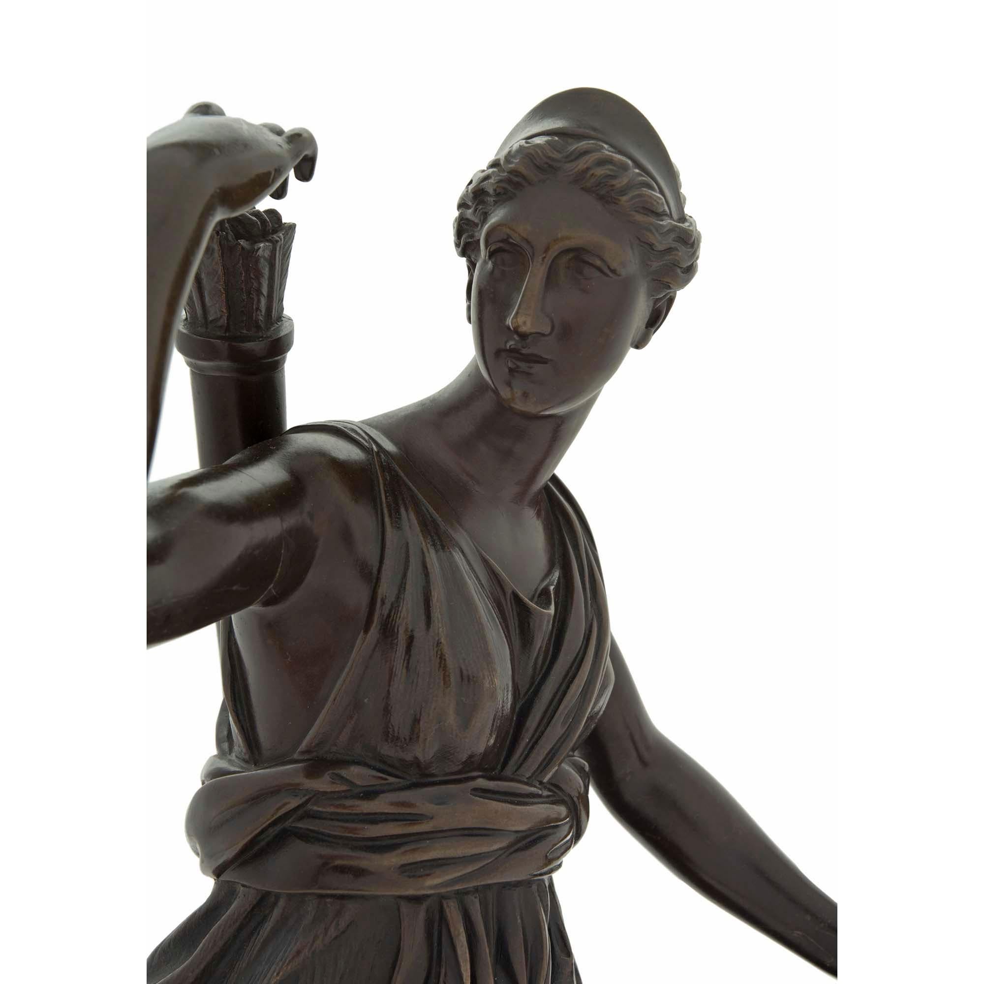 Louis XVI Statue française du 19ème siècle de Diane la Chasseresse en bronze patiné et bronze doré en vente