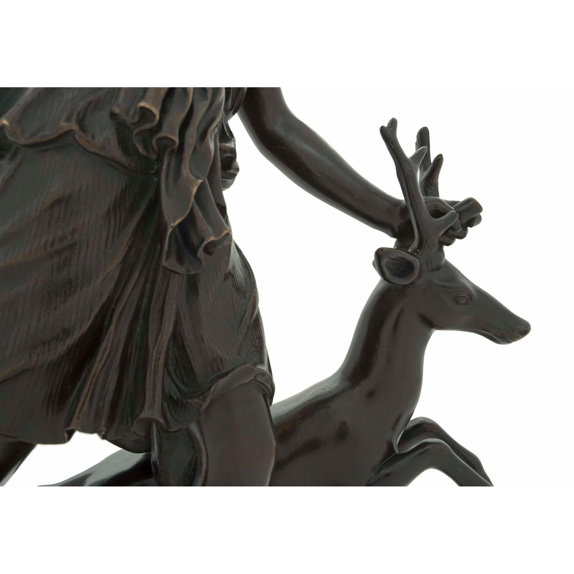 Français Statue française du 19ème siècle de Diane la Chasseresse en bronze patiné et bronze doré en vente