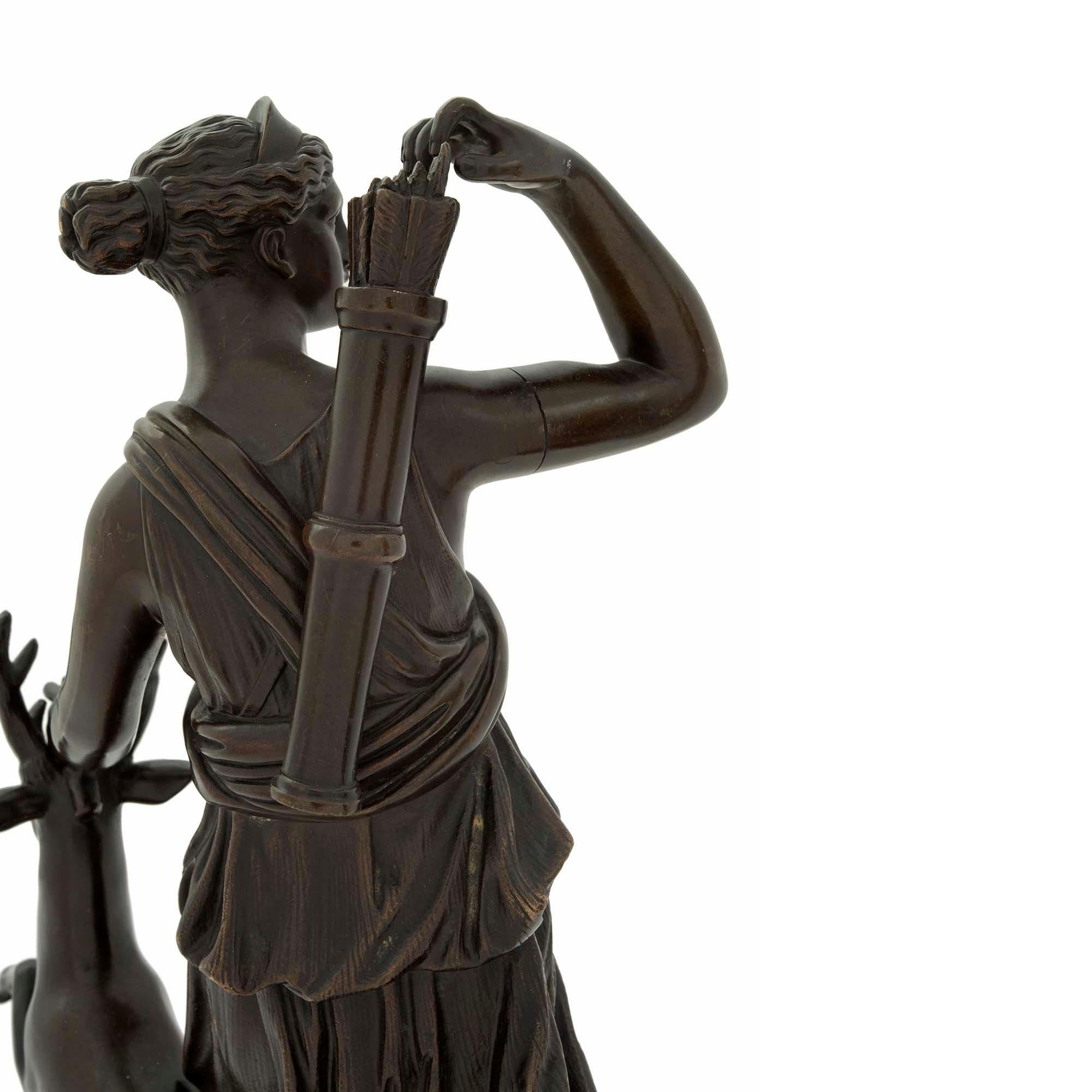 Patiné Statue française du 19ème siècle de Diane la Chasseresse en bronze patiné et bronze doré en vente