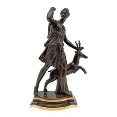 Statue française du 19ème siècle de Diane la Chasseresse en bronze patiné et bronze doré