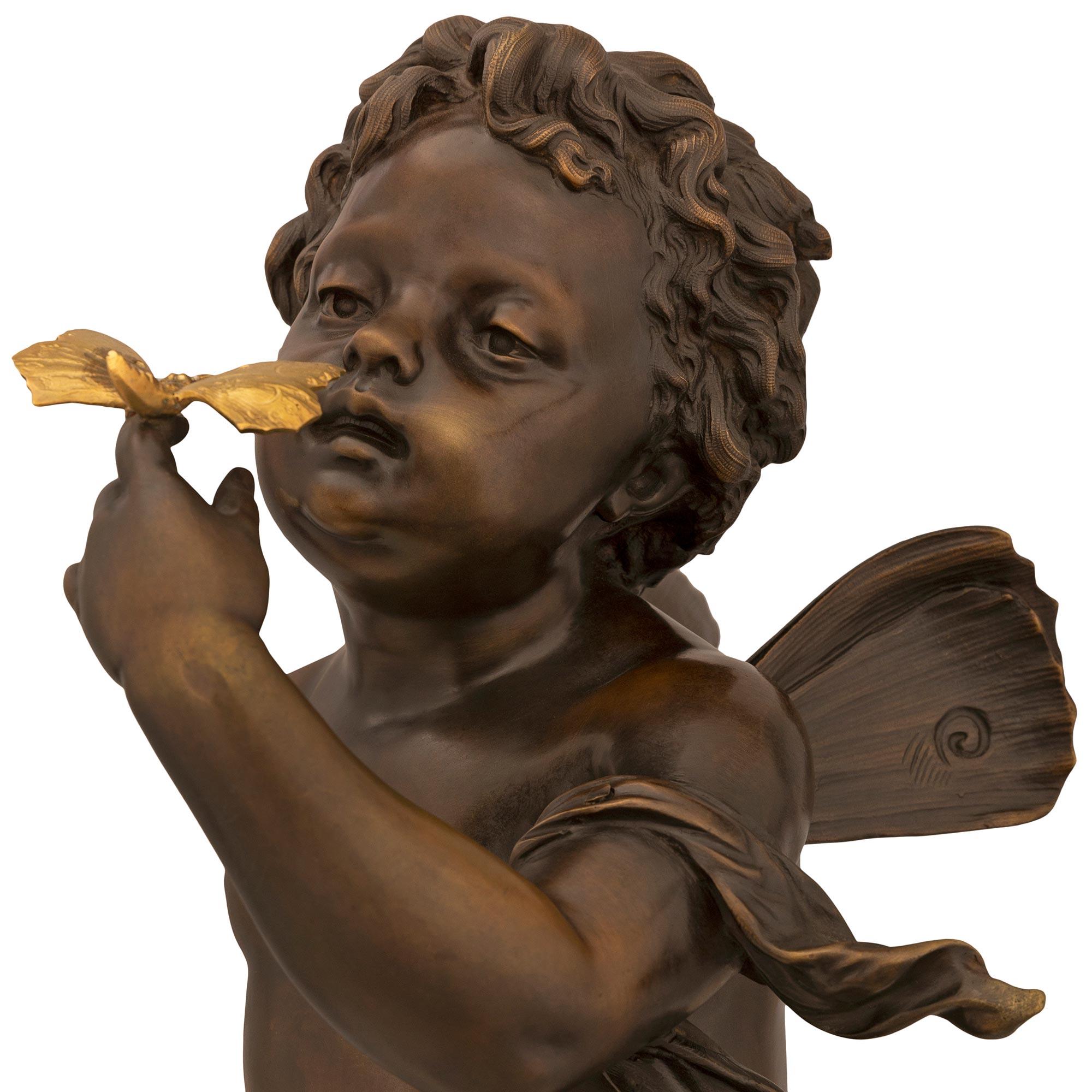Charmante statue française du 19ème siècle en bronze patiné et bronze doré de très grande qualité, attribuée à Fervill Suan. La statue est surélevée par une base octogonale en bronze avec une bande décorative en perles d'ormolu et gravée des mots