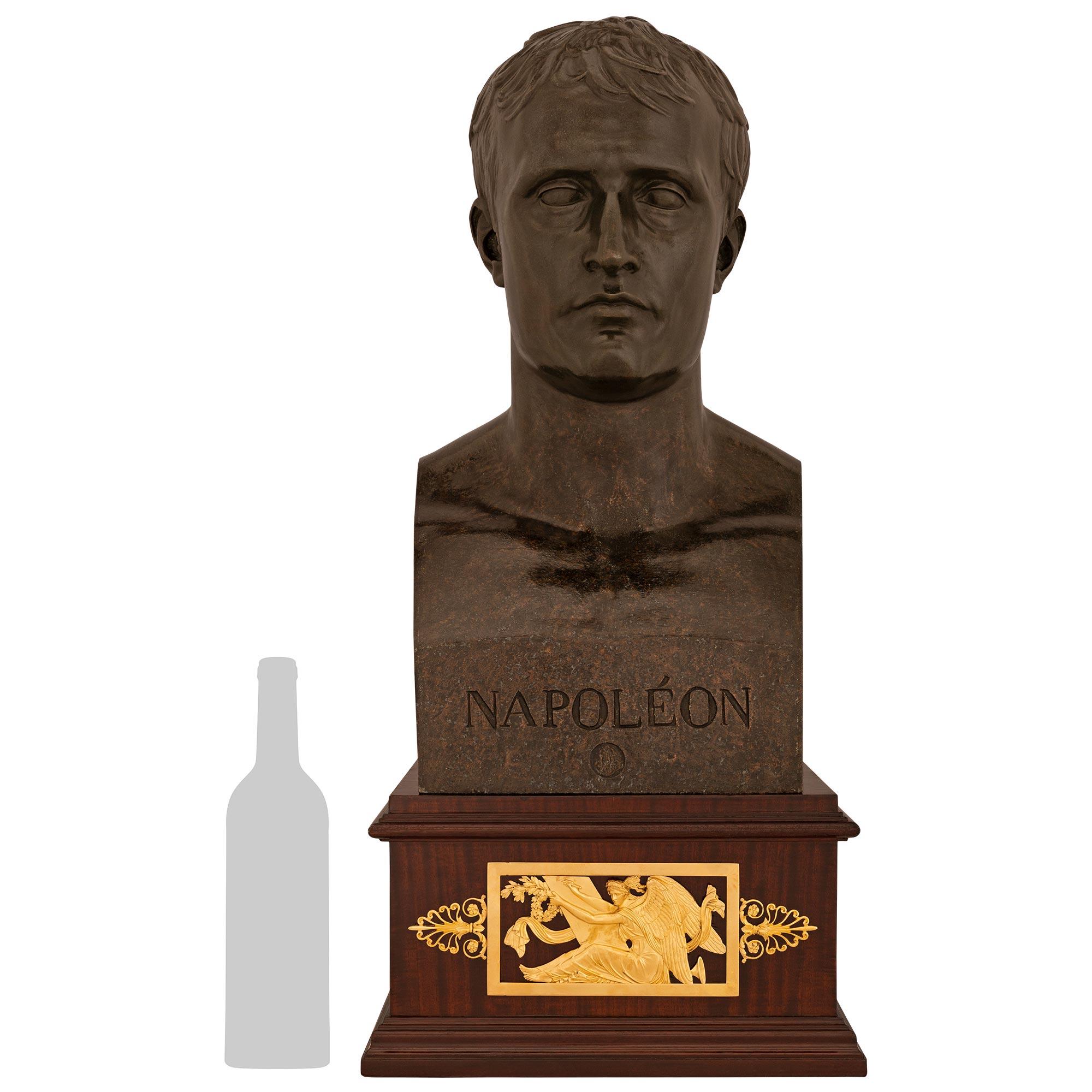 Un busto de Napoleón en bronce patinado, caoba y ormolu del siglo XIX. Este impresionante busto se alza sobre un pedestal de bloque de caoba con los bordes superior e inferior moteados y una llamativa reserva de Ormolu orientada hacia delante. La