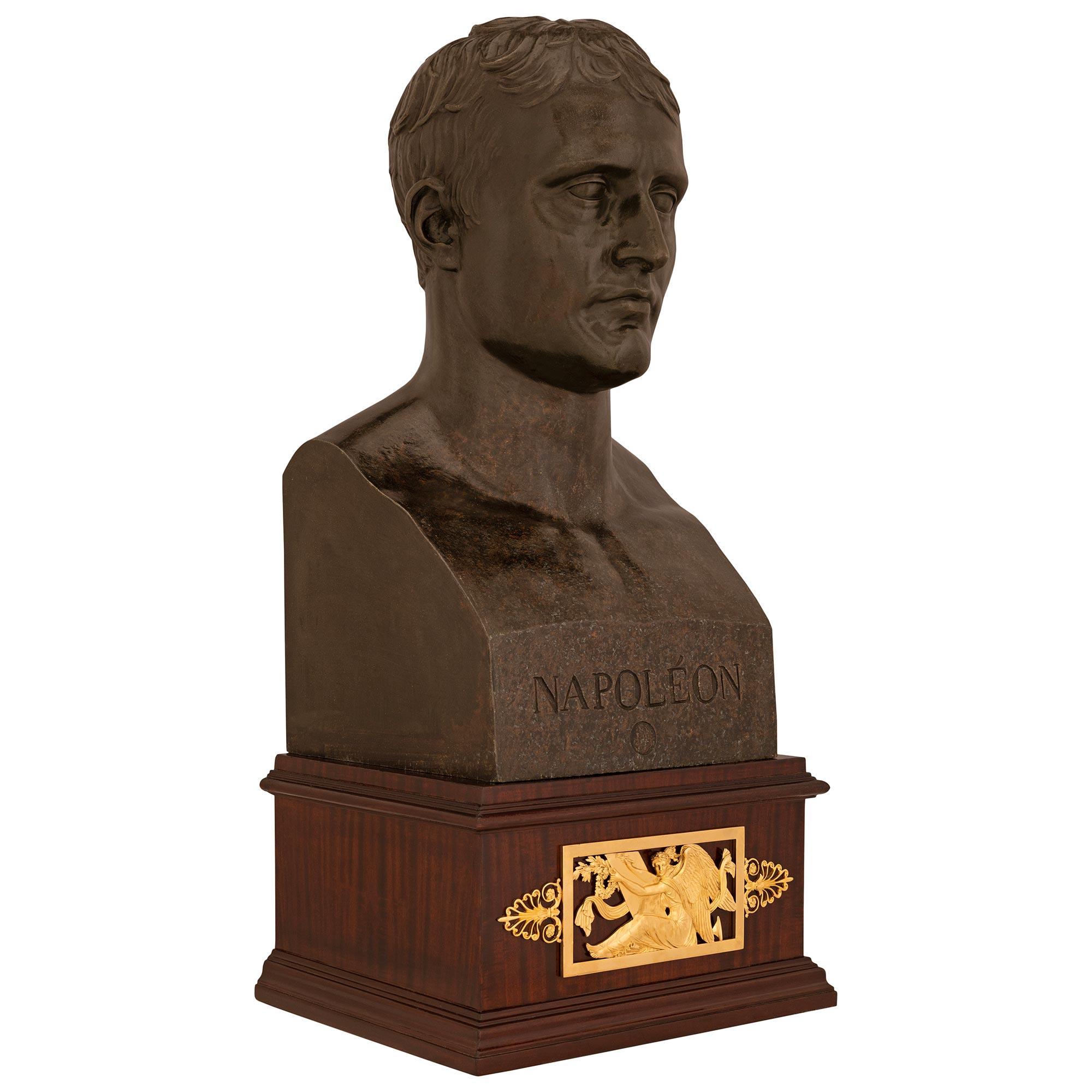 Busto francés de Napoleón en bronce patinado, caoba y ormolu del siglo XIX Francés en venta