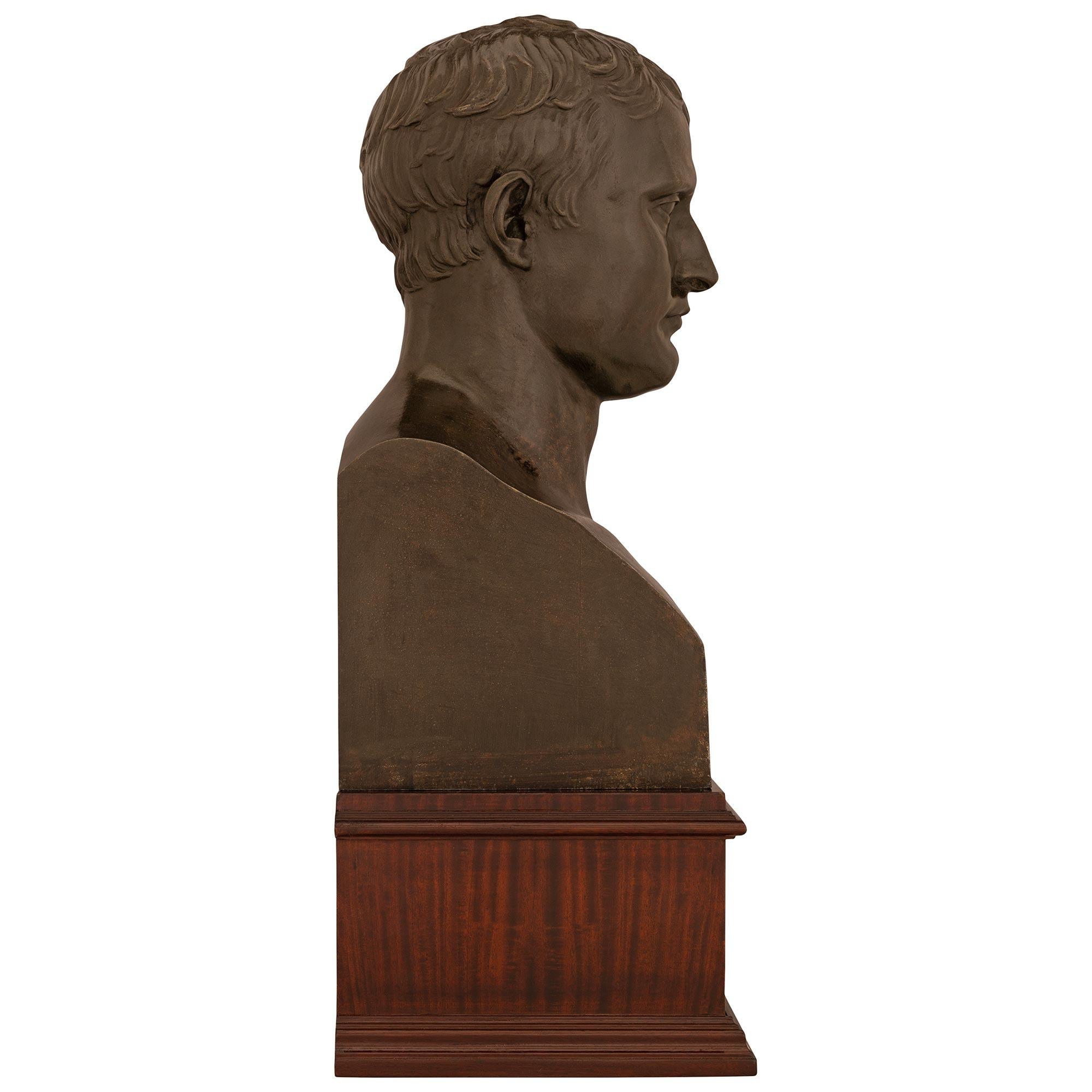 Busto francés de Napoleón en bronce patinado, caoba y ormolu del siglo XIX Patinado en venta