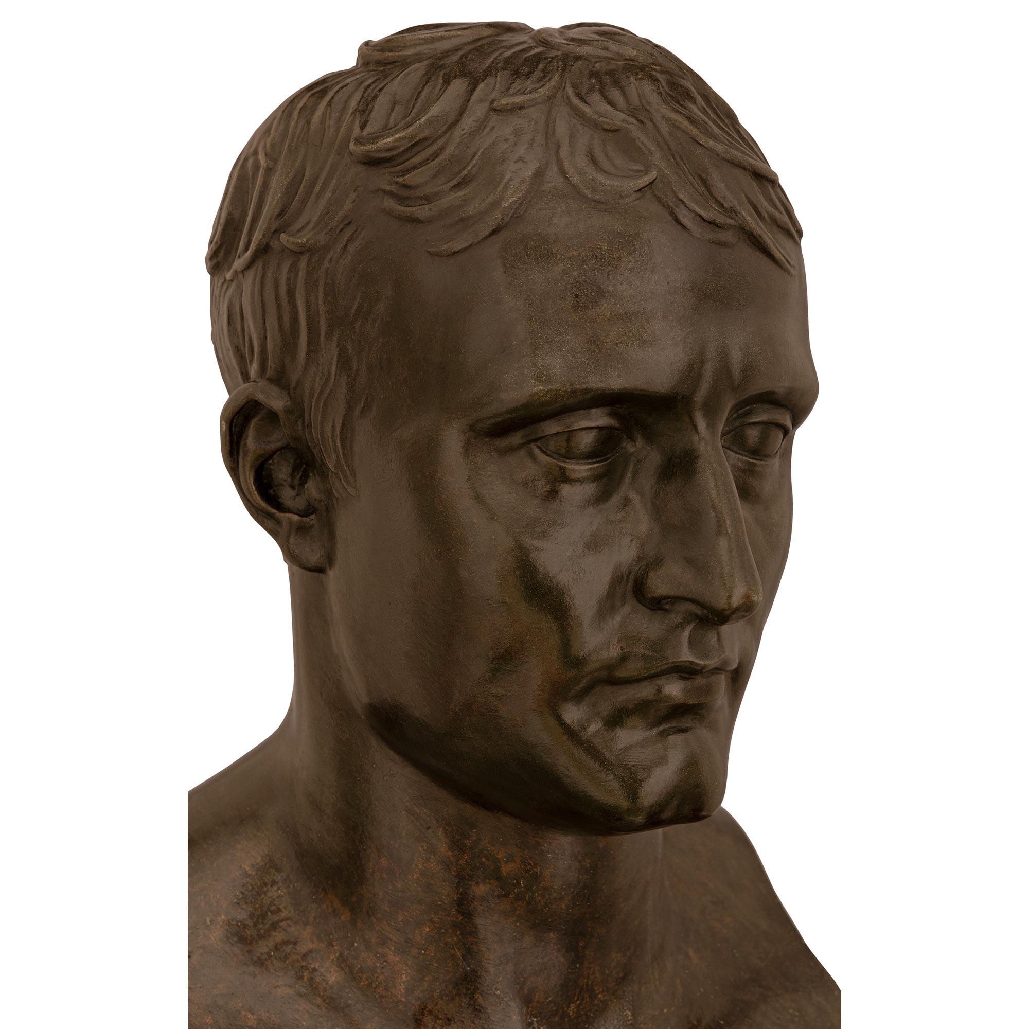 Busto francés de Napoleón en bronce patinado, caoba y ormolu del siglo XIX en Bueno estado para la venta en West Palm Beach, FL