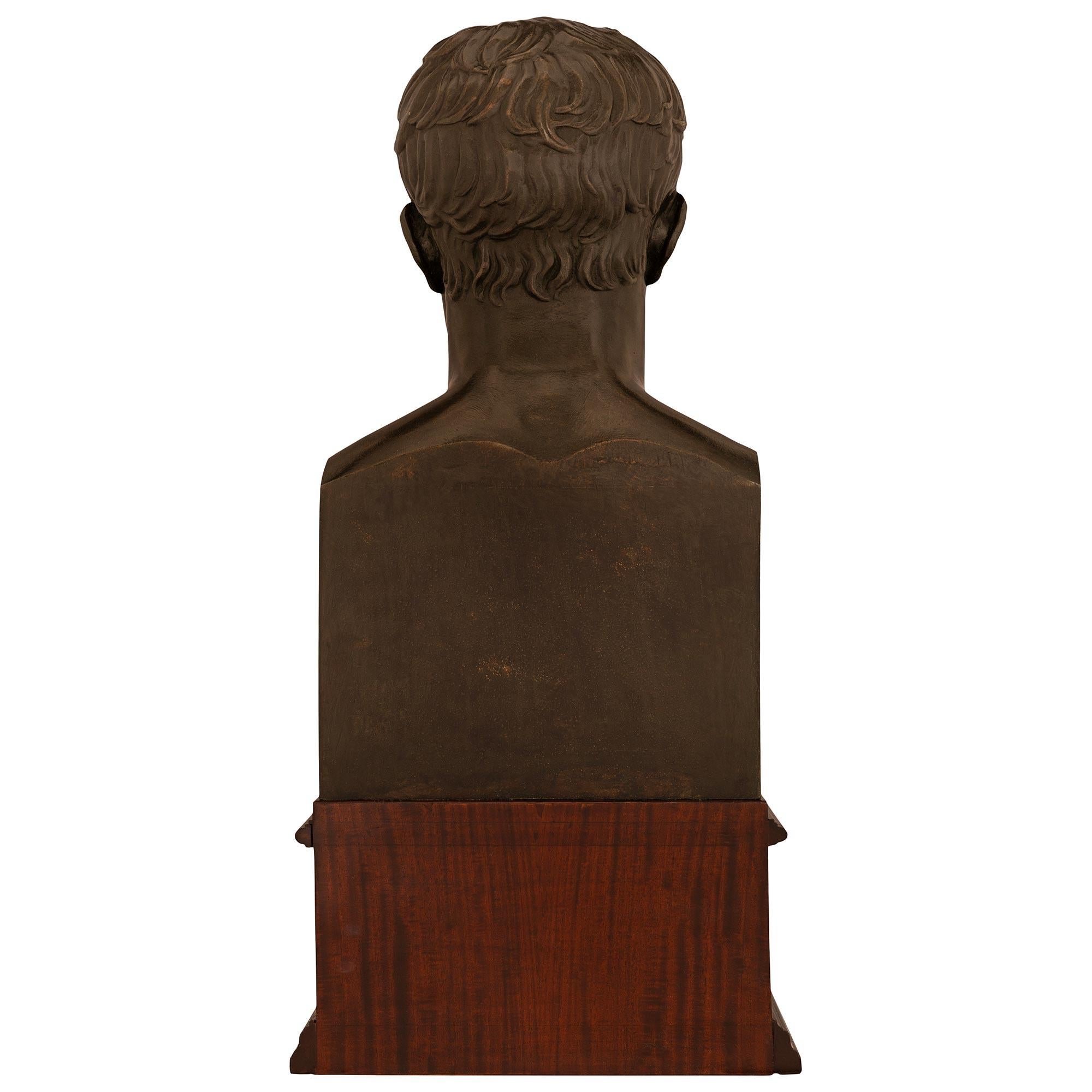 Busto francés de Napoleón en bronce patinado, caoba y ormolu del siglo XIX en venta 3