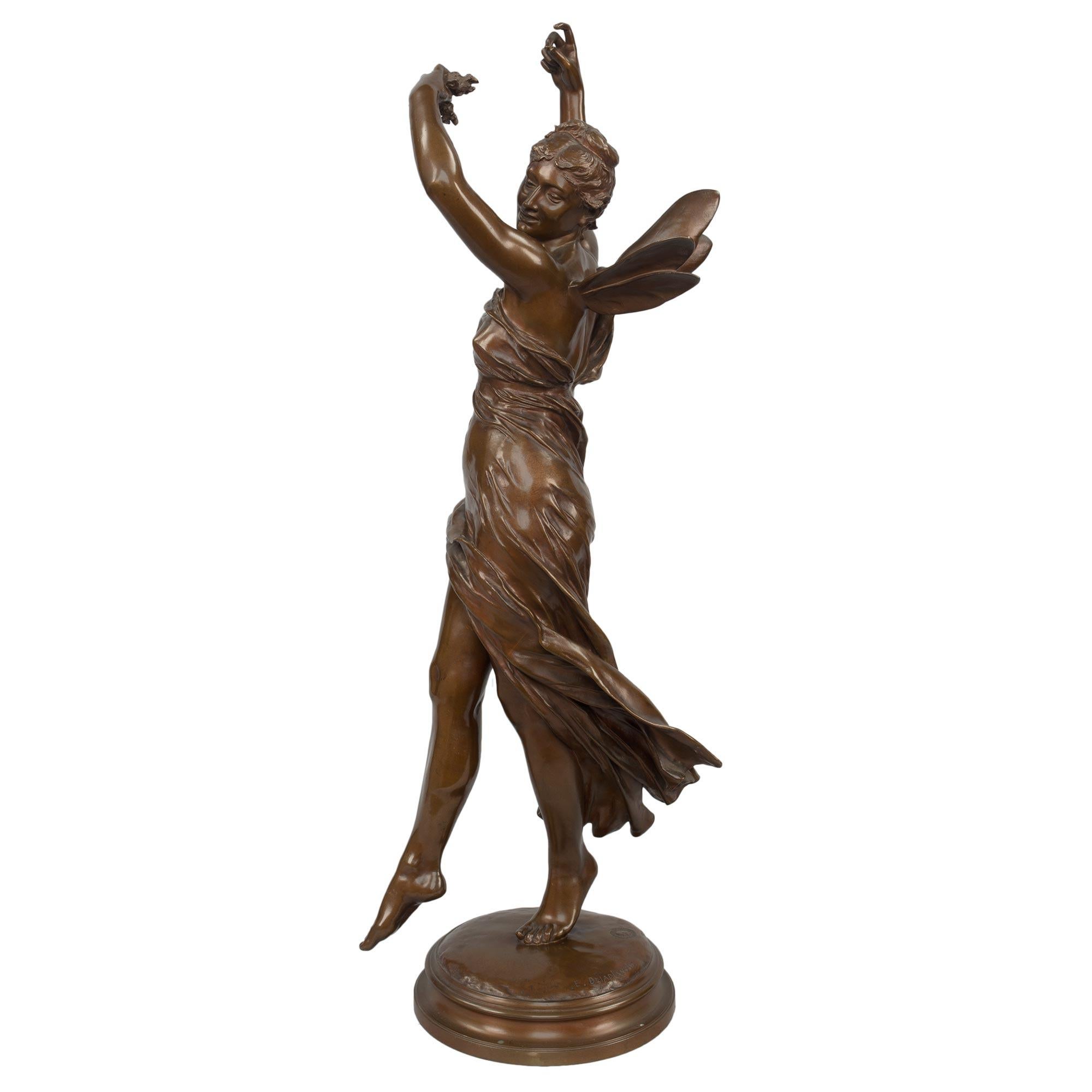 Patiné Bronze patiné français du 19ème siècle représentant une psychédélique souriante, signé E. Delaphanche en vente